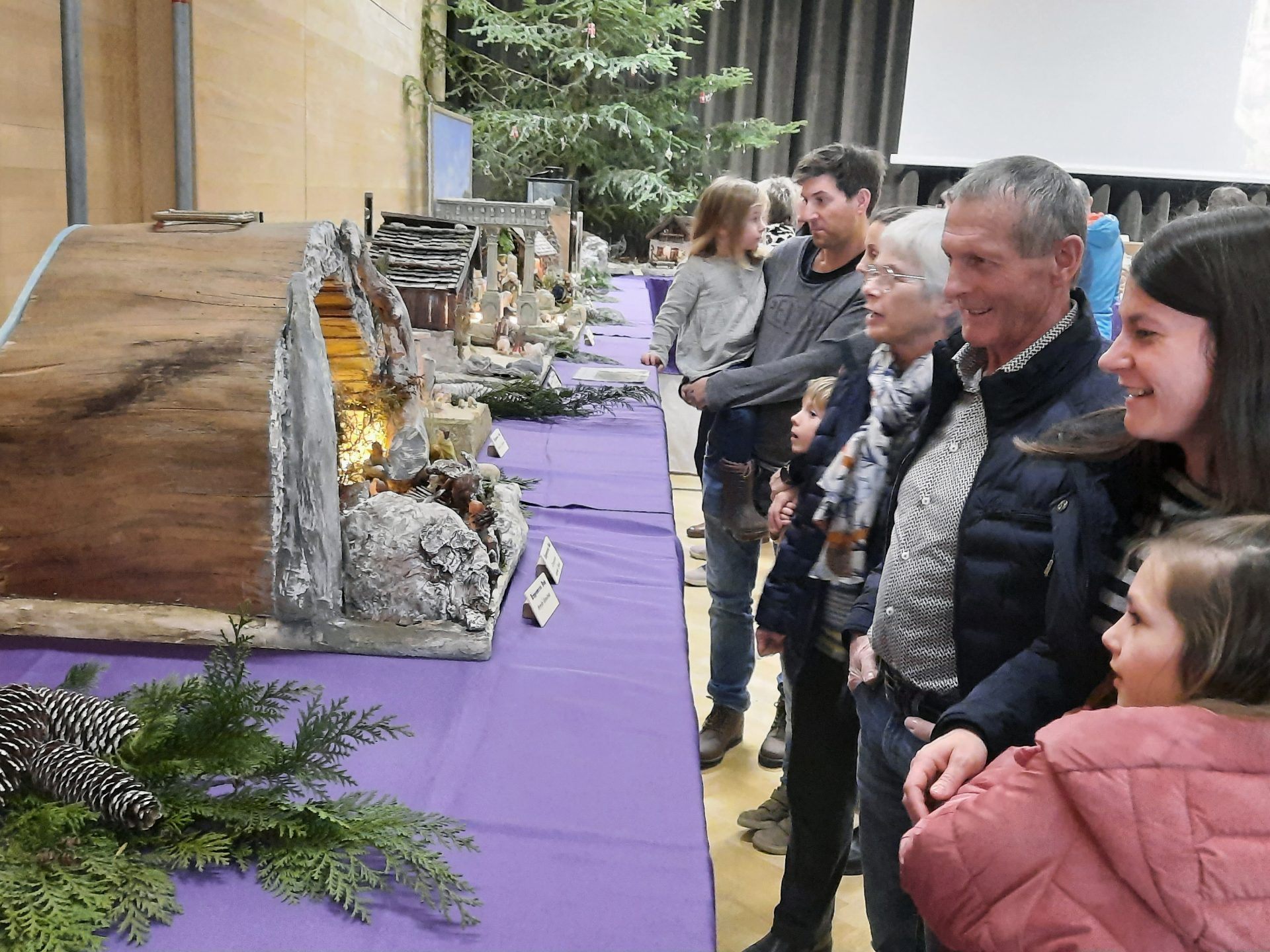 Groß war das Interesse der Gäste an der Ausstellung des Krippenvereins in der kleinen Gemeinde Buch. Groß war das Interesse der Gäste an der Ausstellung des Krippenvereins in der kleinen Gemeinde Buch.