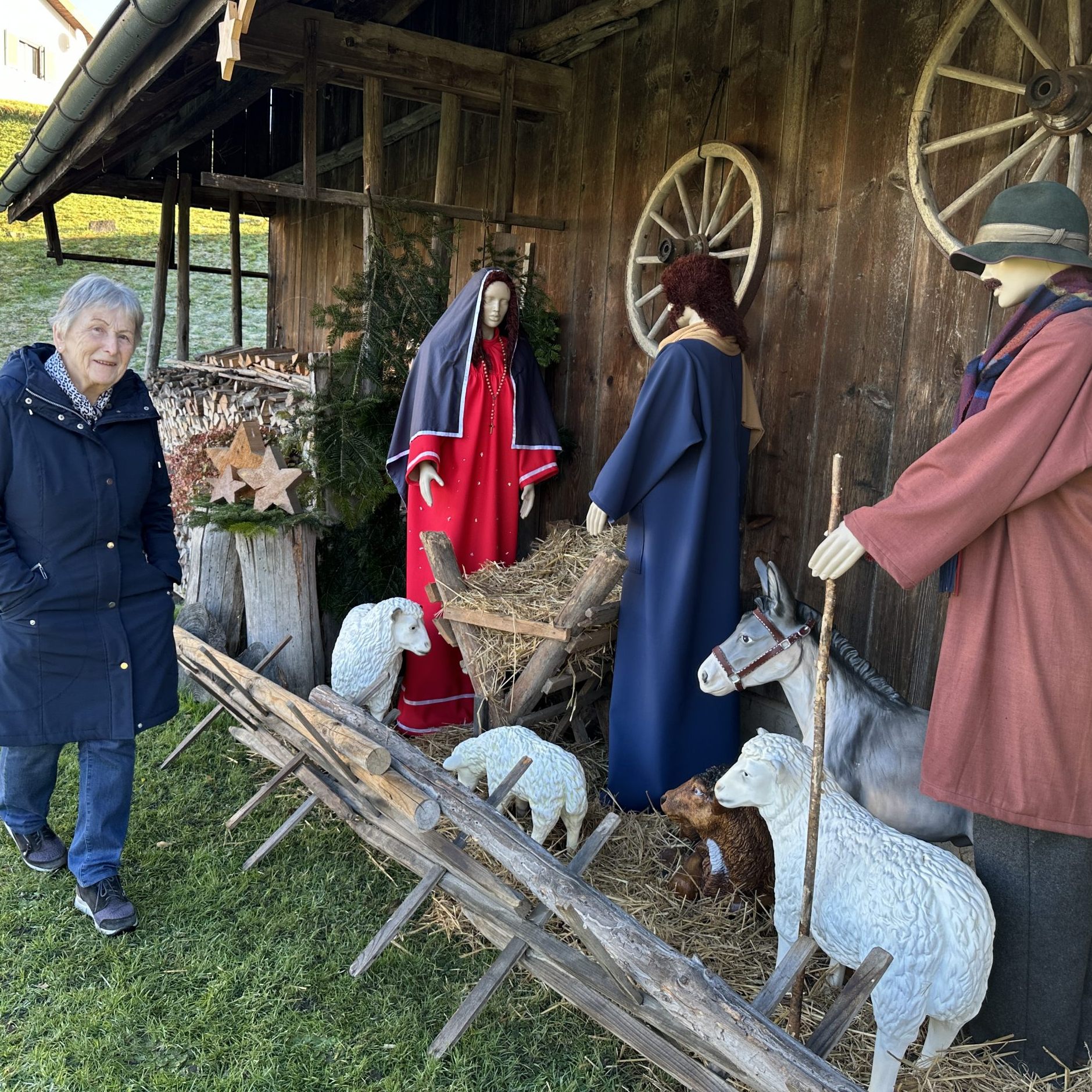 Annemarie vor ihrer lebensgroßen Krippe in Koblach.