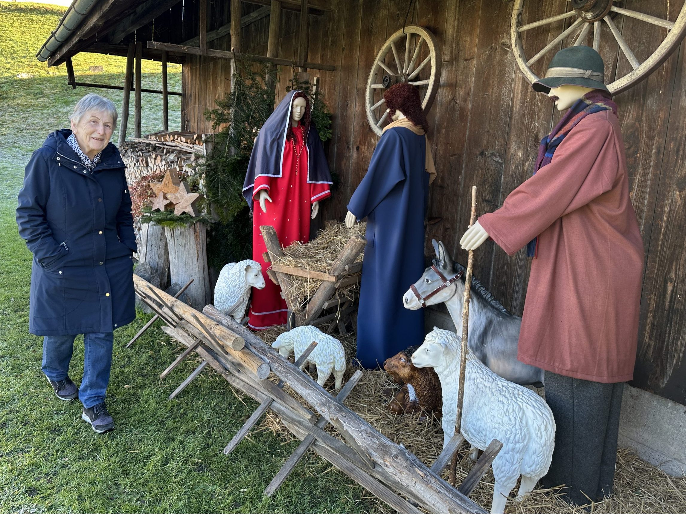 Annemarie vor ihrer lebensgroßen Krippe in Koblach. Annemarie vor ihrer lebensgroßen Krippe in Koblach.