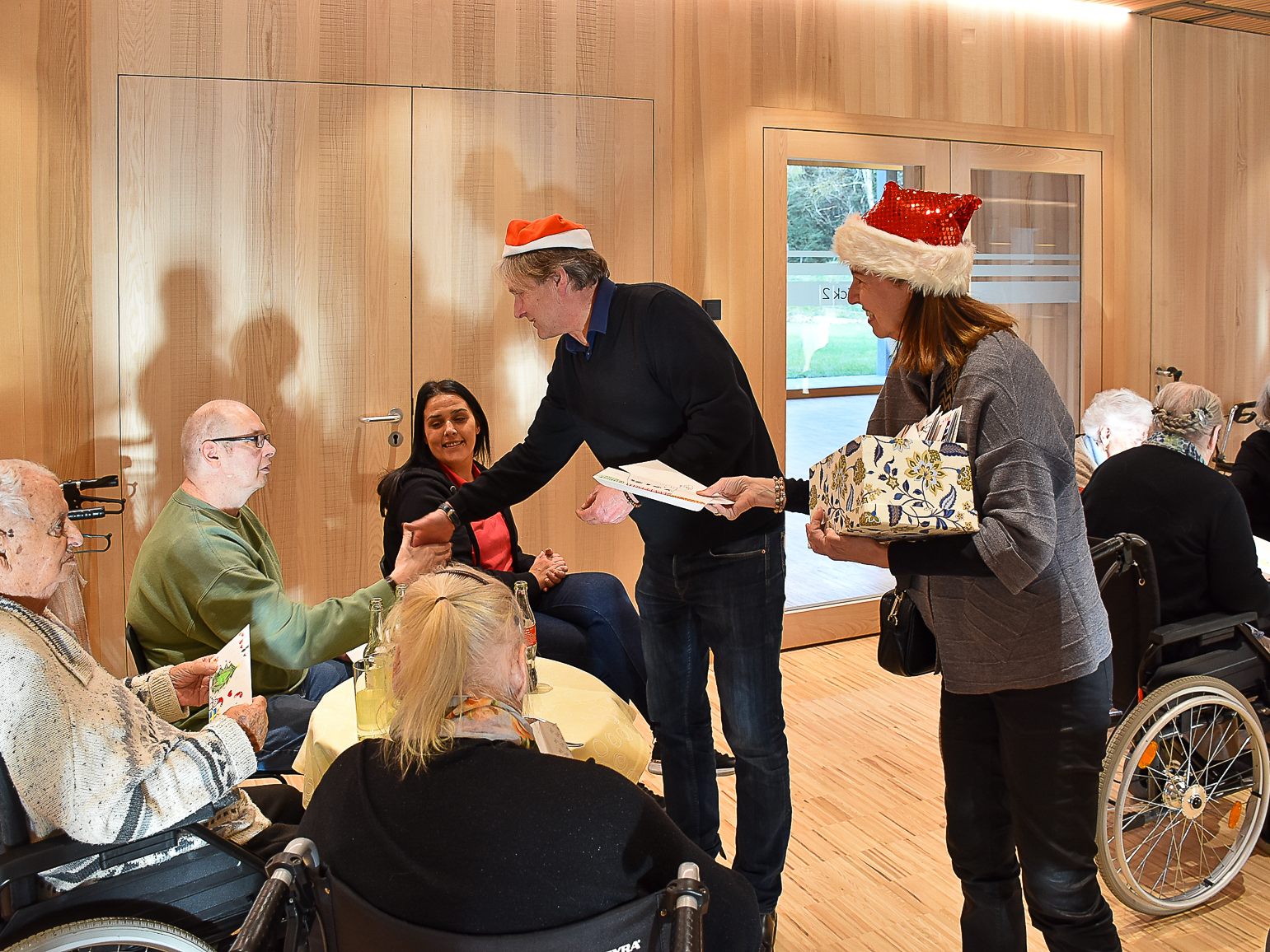 Die Weihnachtskarten der Schüler*innen wurden an die Bewohner*innen des Pflegeheims Jesuheim übergeben Die Weihnachtskarten der Schüler*innen wurden an die Bewohner*innen des Pflegeheims Jesuheim übergeben