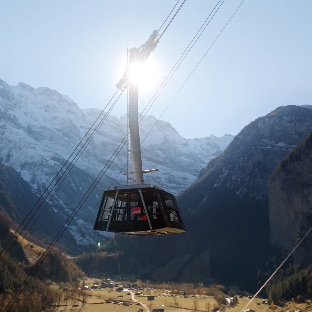 Garaventa eröffnet weltweit steilste Pendelbahn und erste Schweizer Funifor-Seilbahn.