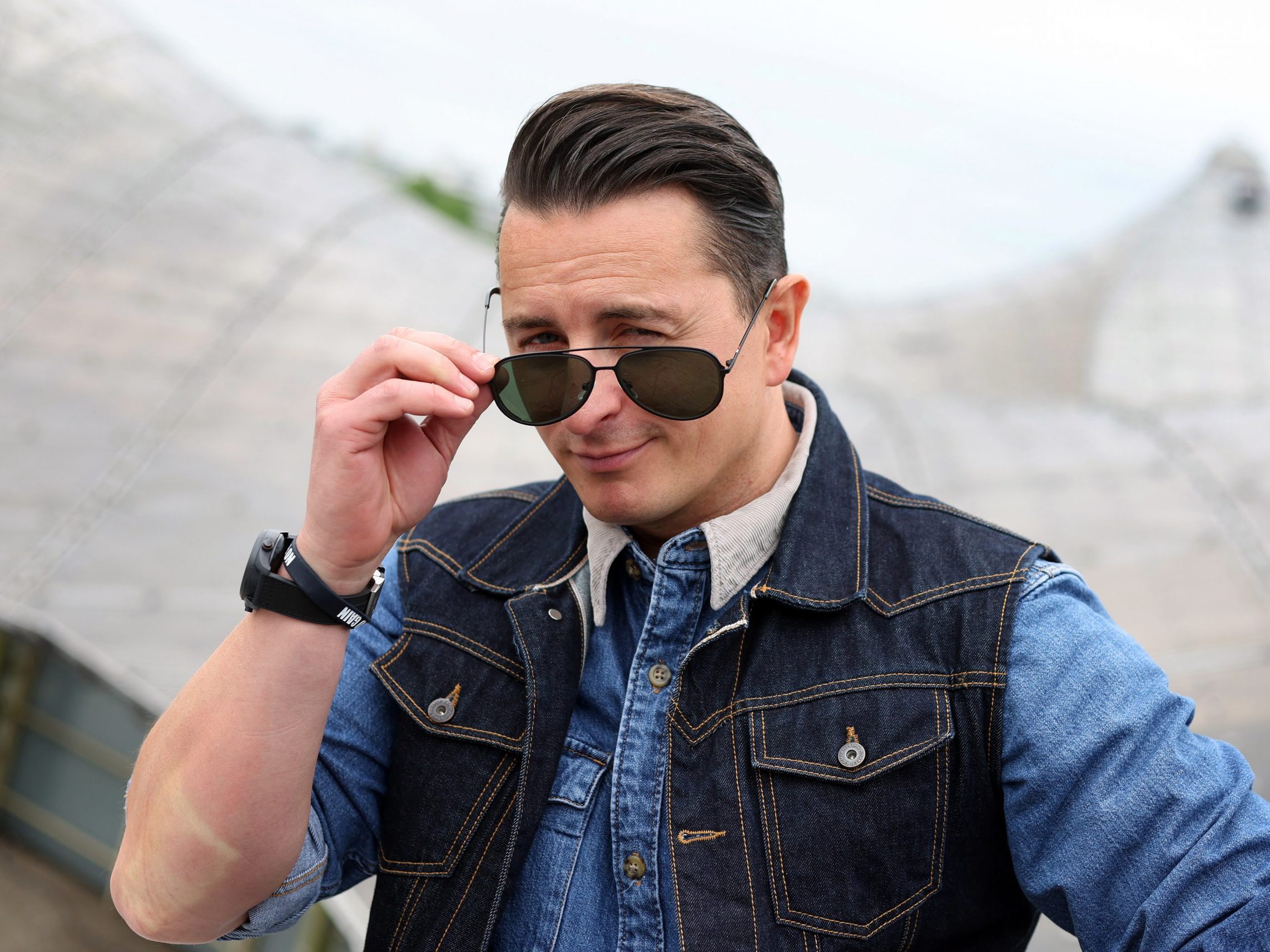 Andreas Gabaliers Dreifachplatin Music Award für über 60.000 verkaufte Exemplare von "Herzwerk" kann unter anderem ersteigert werden.