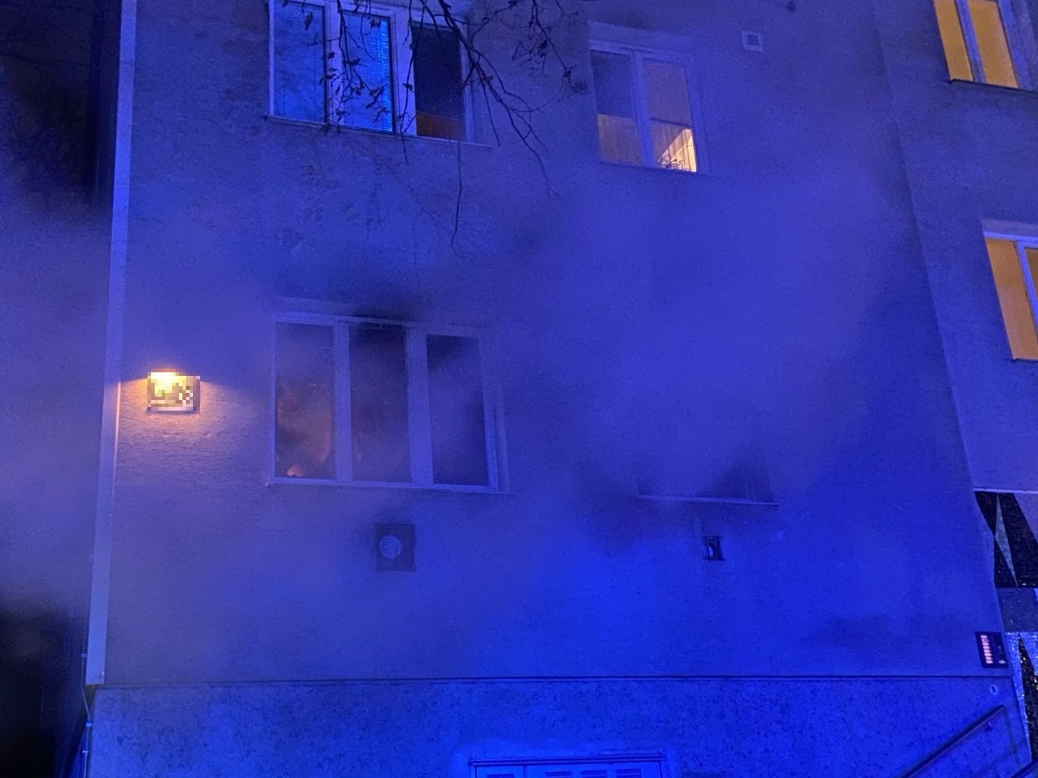 Die Einsatzkräfte fanden die 74-Jährige in der verrauchten Wohnung. Die Einsatzkräfte fanden die 74-Jährige in der verrauchten Wohnung.