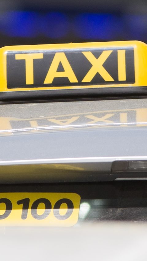 Der Taxi- und Fahrtendienst-KV bringt künftig 2.000 Euro Mindestlohn.