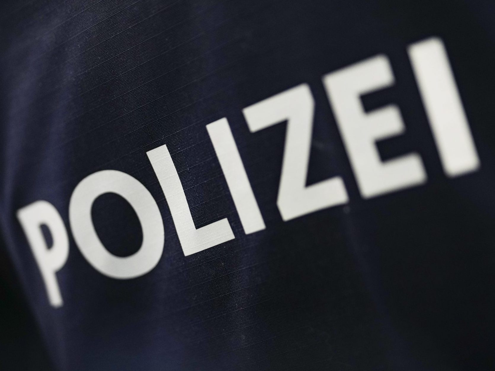 Ein Mann wurde vor einer Obdachlosenunterkunft in Wien niedergestochen. Ein Mann wurde vor einer Obdachlosenunterkunft in Wien niedergestochen.