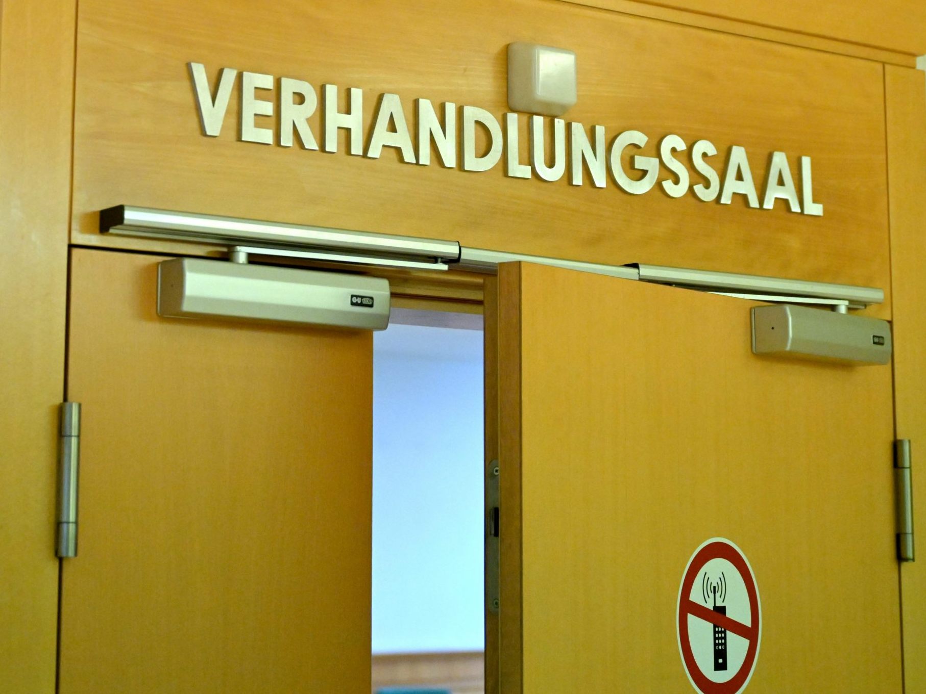 Im Fall von Betrügereien mit falschen Polizisten wurden Männer in Wien verurteilt. Im Fall von Betrügereien mit falschen Polizisten wurden Männer in Wien verurteilt.