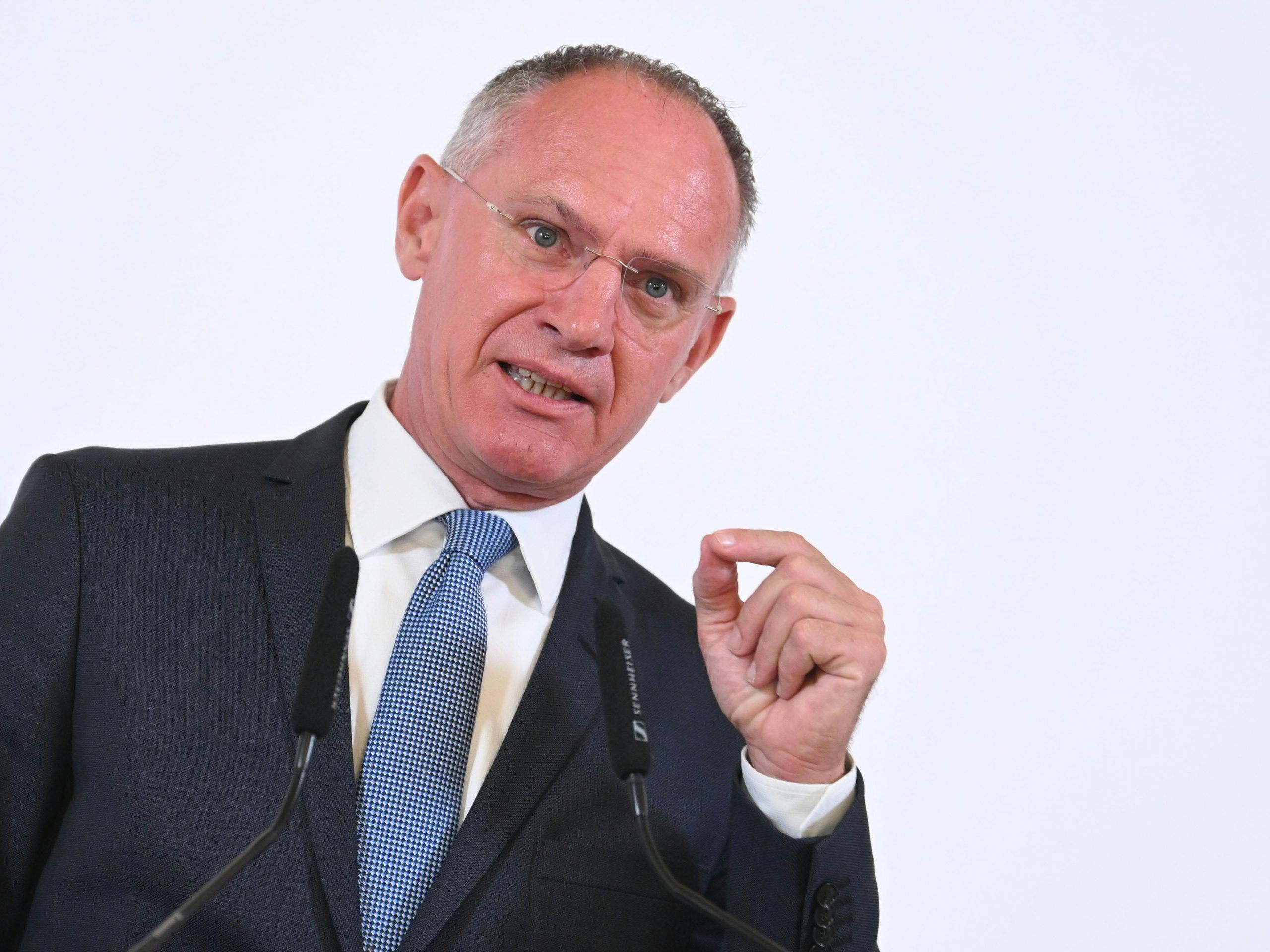 Innenminister freut sich über den Anstieg bei den Bewerbungen. Innenminister freut sich über den Anstieg bei den Bewerbungen.