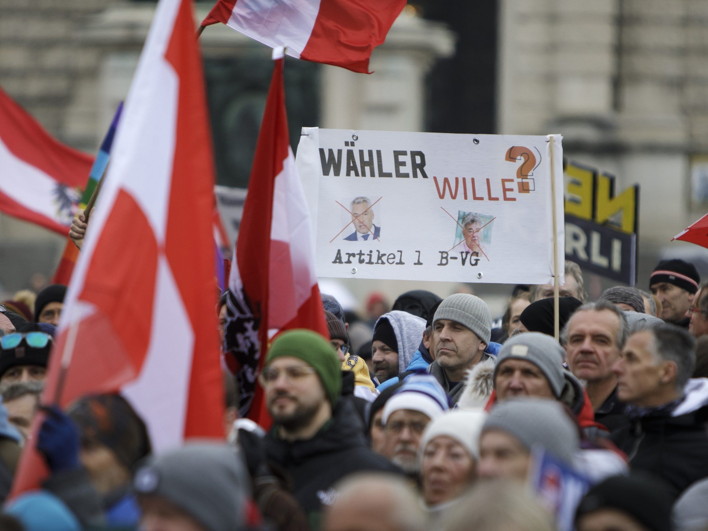 FPÖ-Anhänger versammelten sich zu einer Standkundgebung am Wiener Heldenplatz.