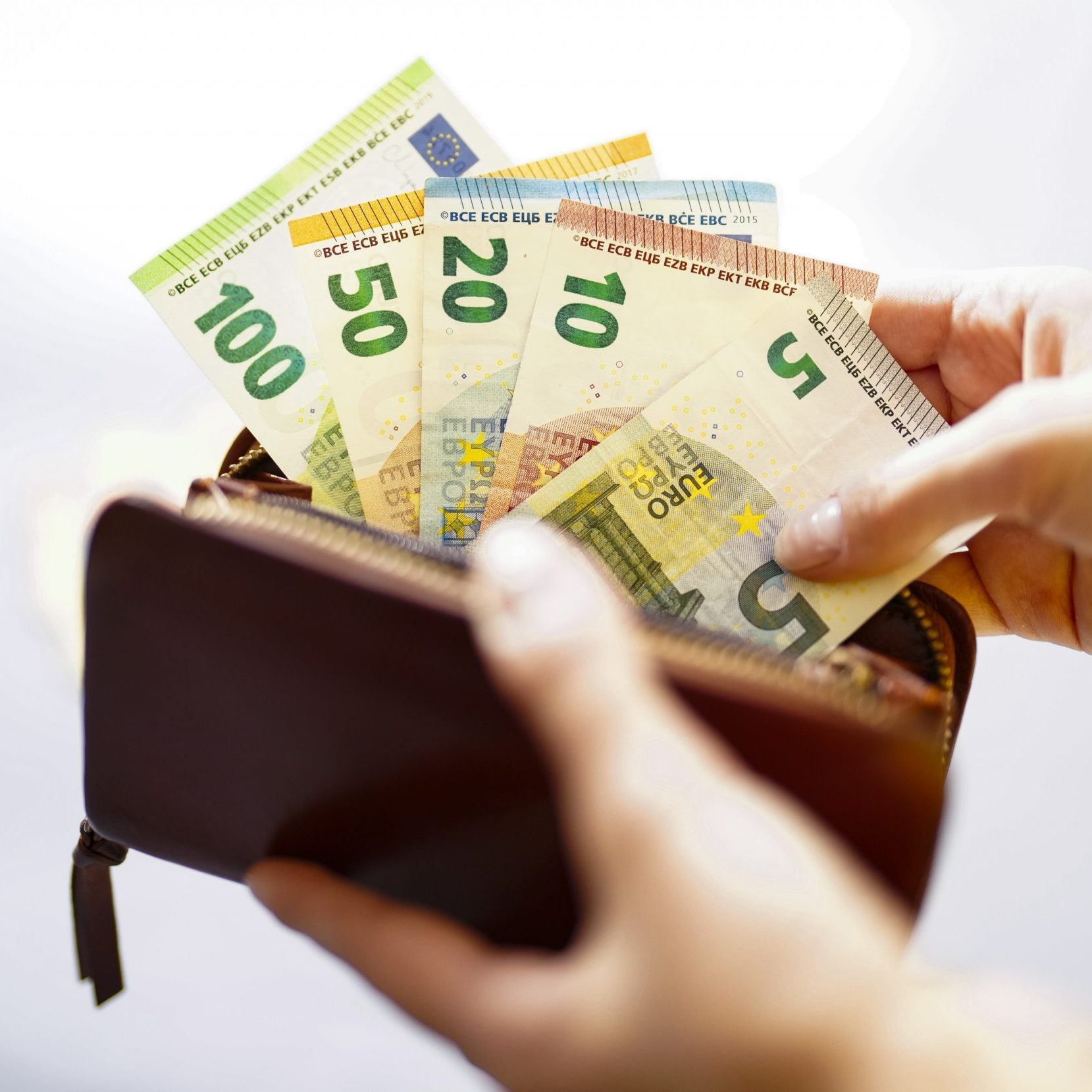 Gehälter von Geringverdienern werden weniger wert.