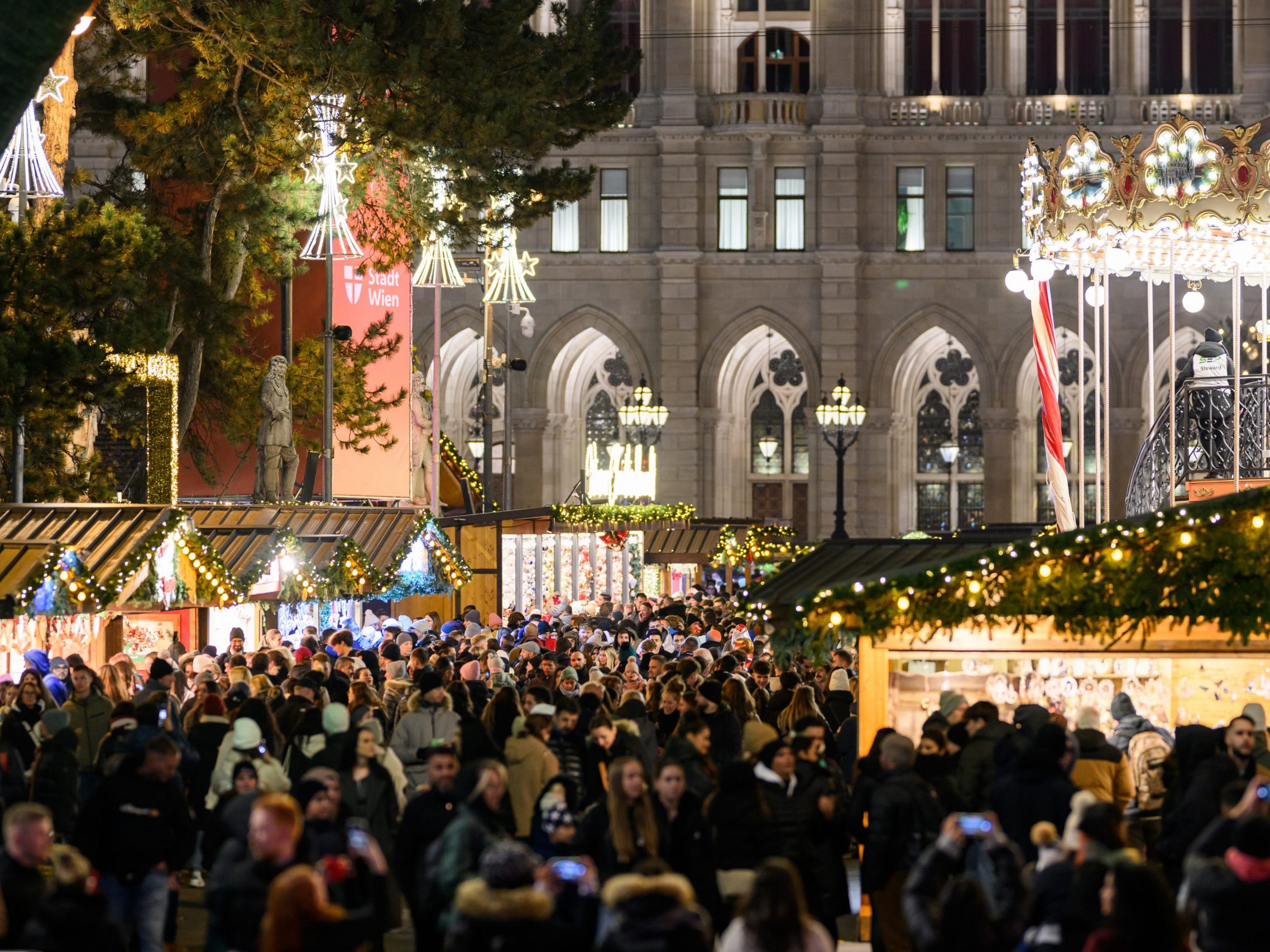 Positive Bilanz für den Christkindlmarkt am Rathausplatz.