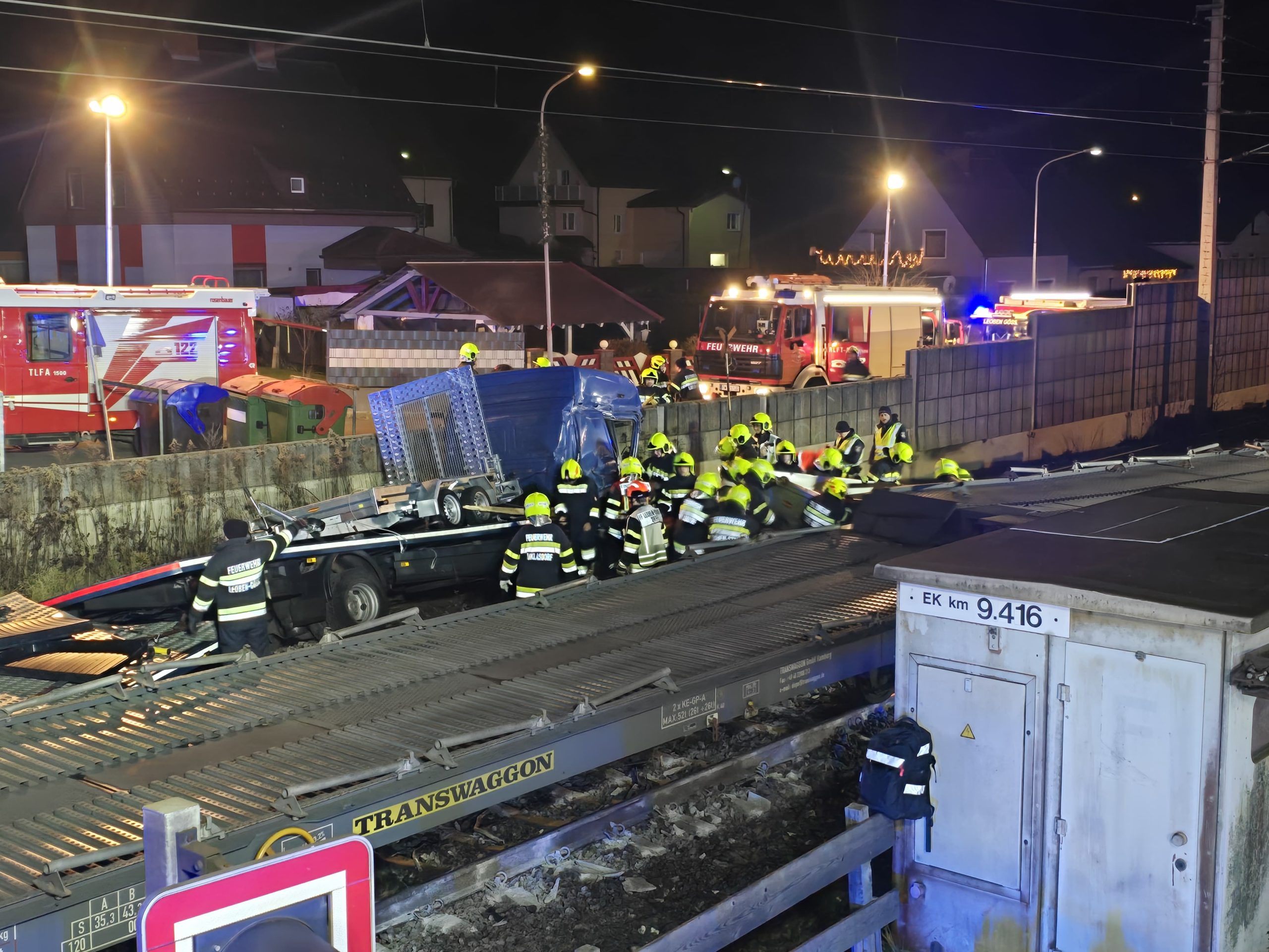 Ein Güterzug kollidierte in der Steiermark mit einem Lkw.