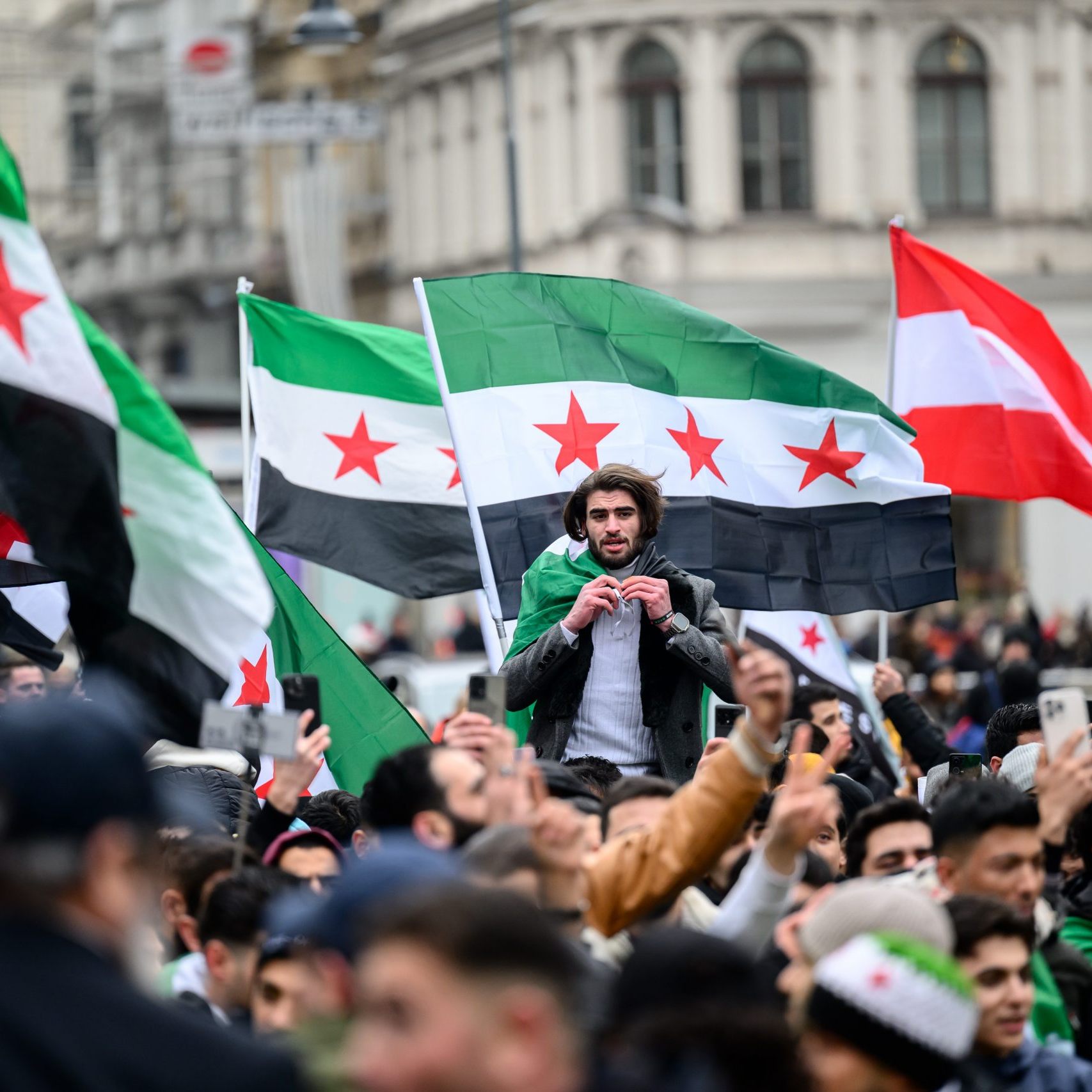 Zahlreiche Syrier feierten den Sturz von Assad in Wien.