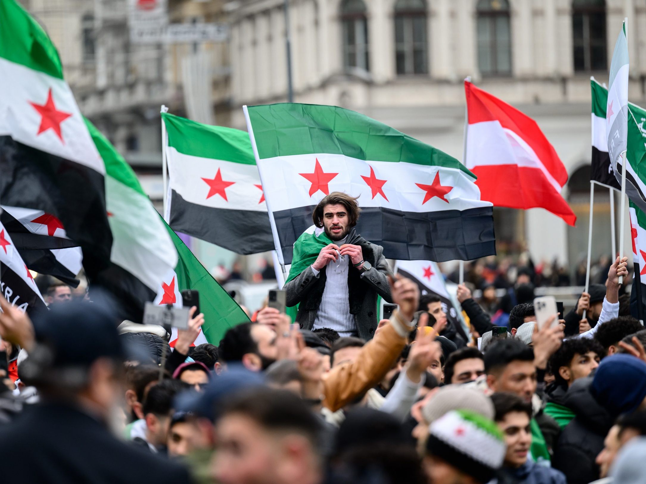 Syrer in Wien feiern den Sturz des Assad-Regimes. Syrer in Wien feiern den Sturz des Assad-Regimes.