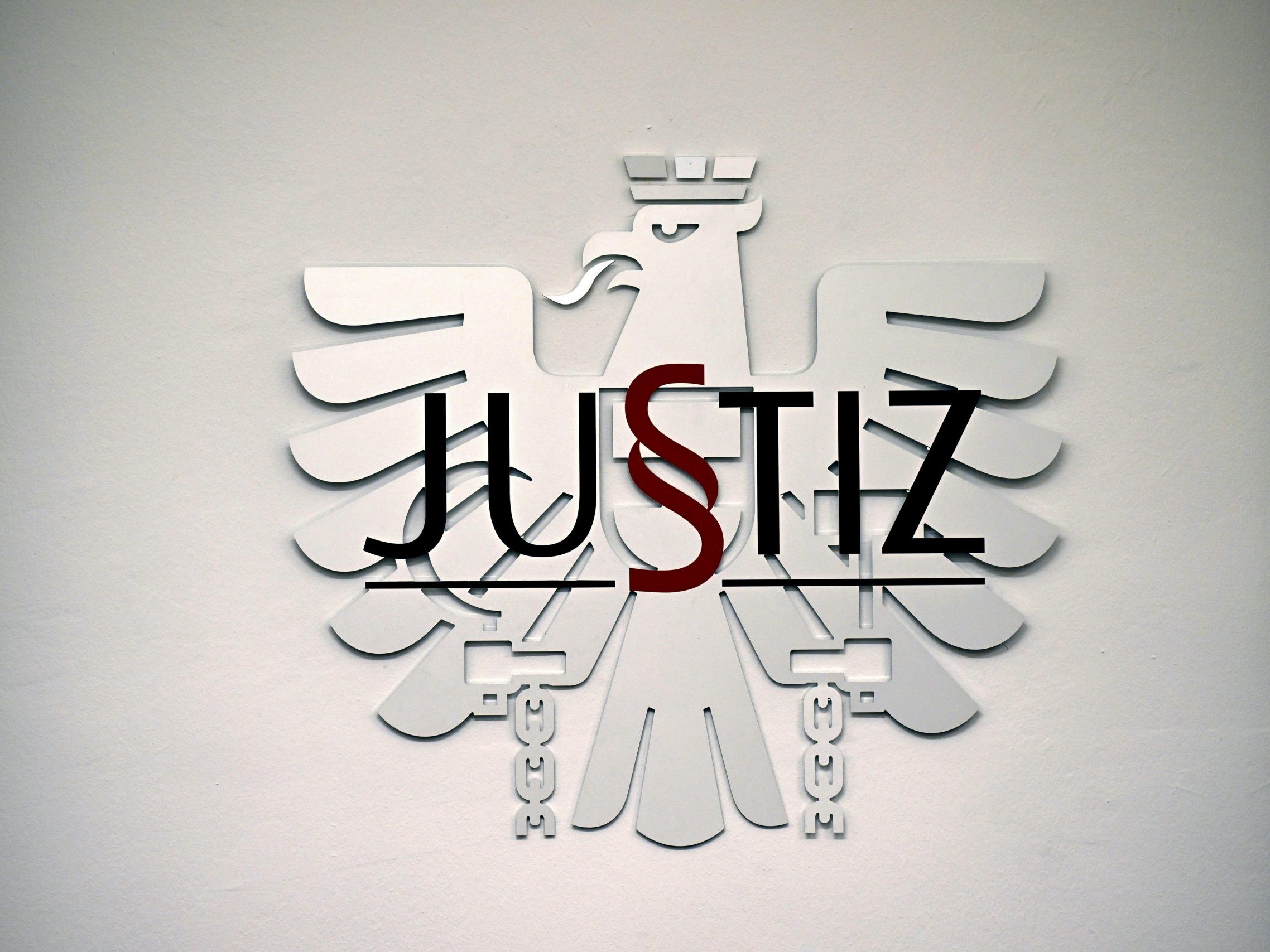 Ein Ex-Fußballprofi wurde wegen Betrugs und Veruntreuung angeklagt.