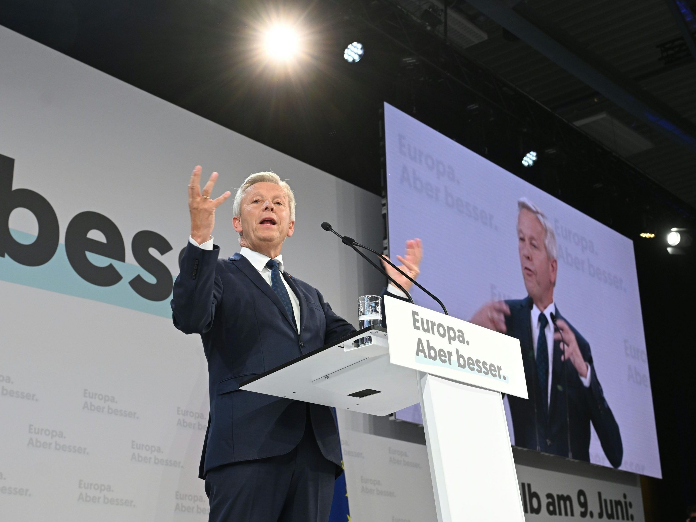 Lopatka war bei der EU-Wahl ÖVP-Spitzenkandidat. Lopatka war bei der EU-Wahl ÖVP-Spitzenkandidat.