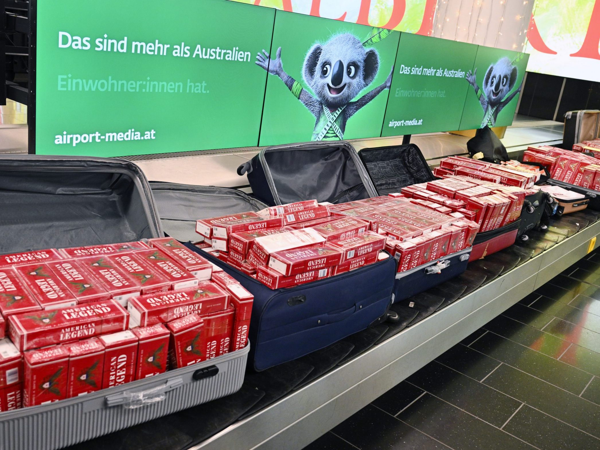 Die Schmuggelware wurde auf elf Koffer aufgeteilt.