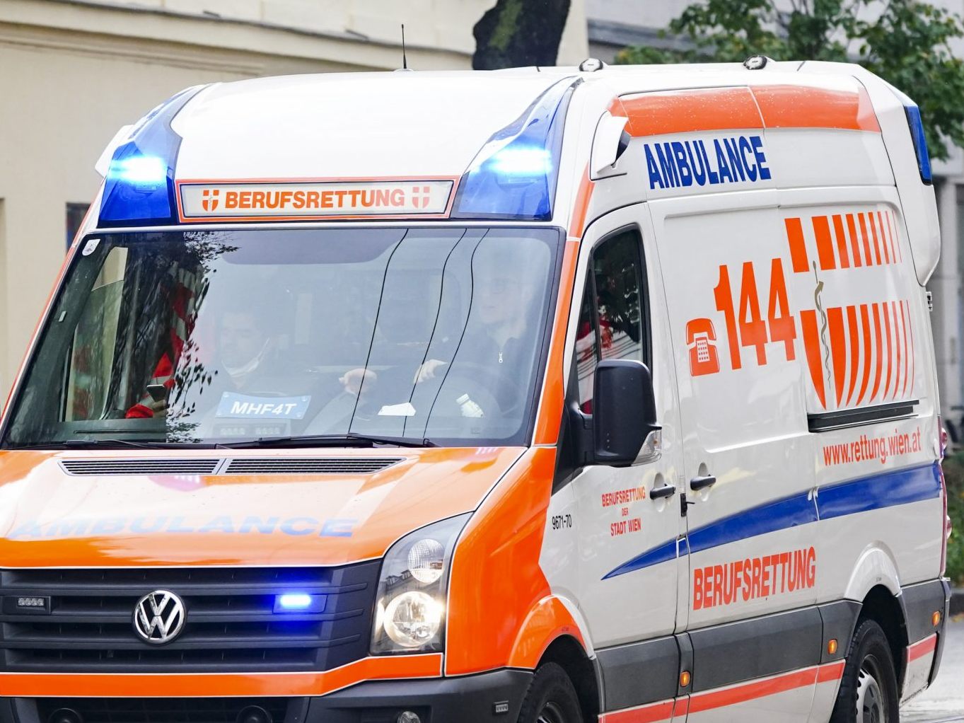 Ein Fußgänger wurde in Wien schwer verletzt. Ein Fußgänger wurde in Wien schwer verletzt.