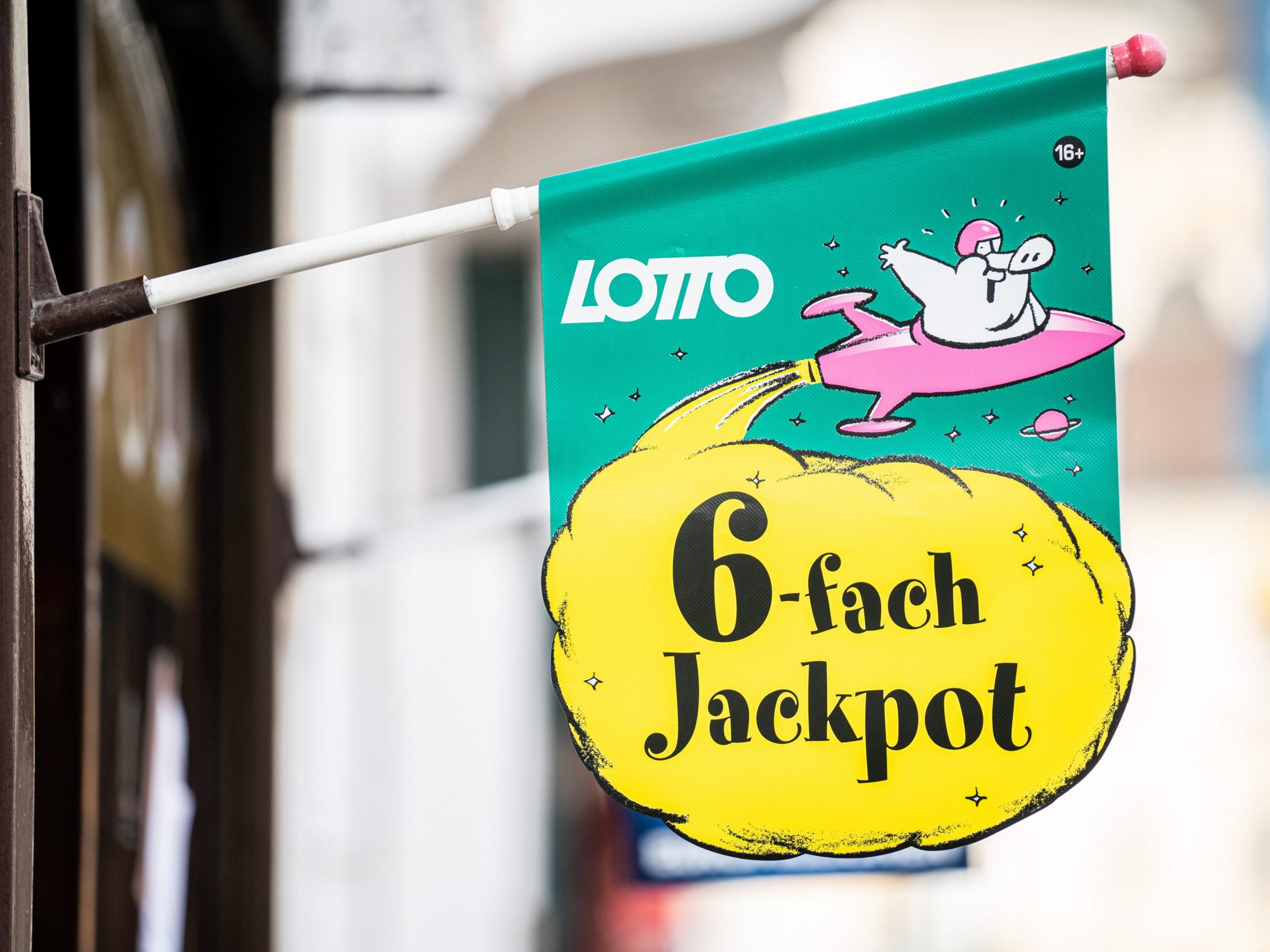 Auf dem fünften von insgesamt 12 Tipps auf einem Lotto Normalschein hatte sie oder er alle "sechs Richtigen" angekreuzt.