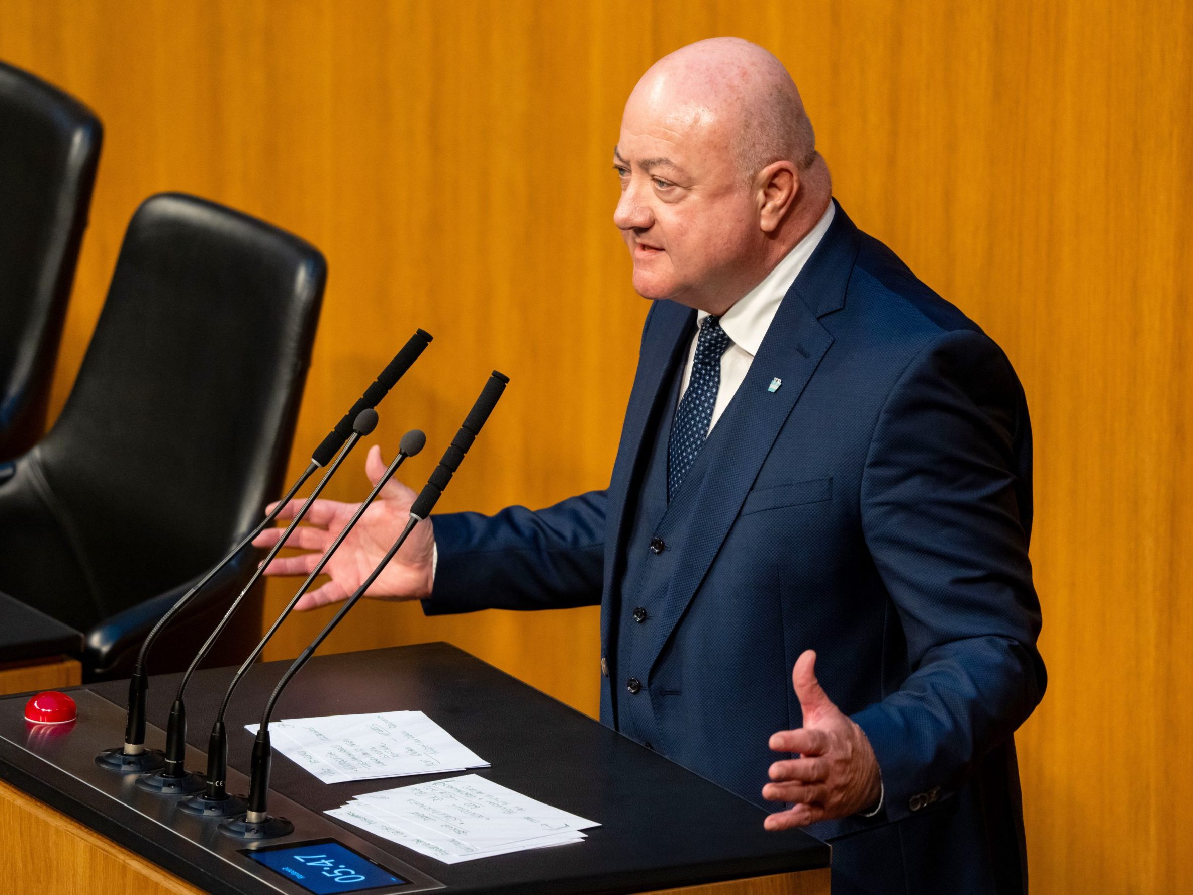 Bei Stocker handelt es sich um den derzeitigen Ersten Vizebürgermeister von Wiener Neustadt.