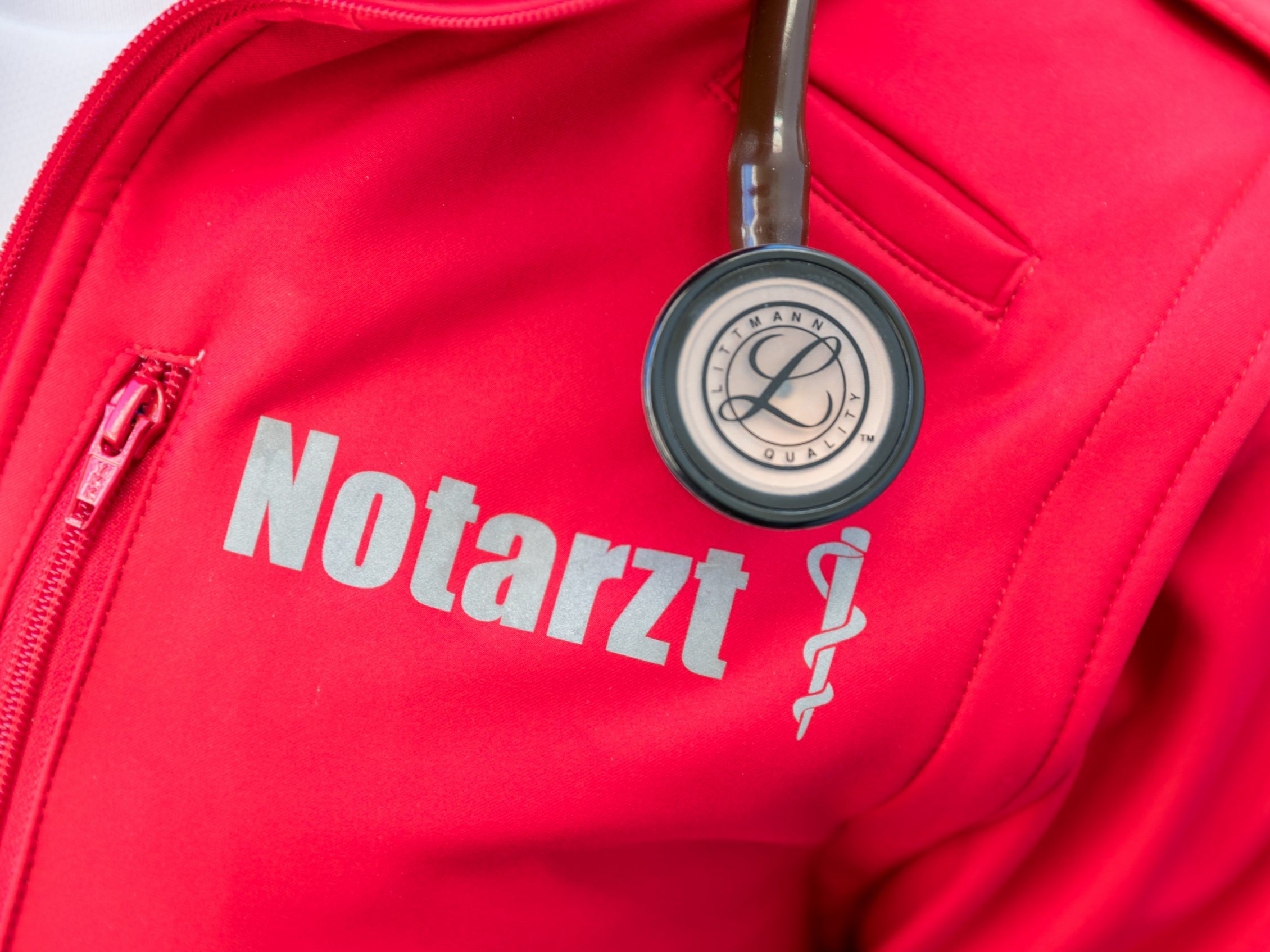 Ein Bursch in Oberösterreich wurde durch einen Böller schwer verletzt.