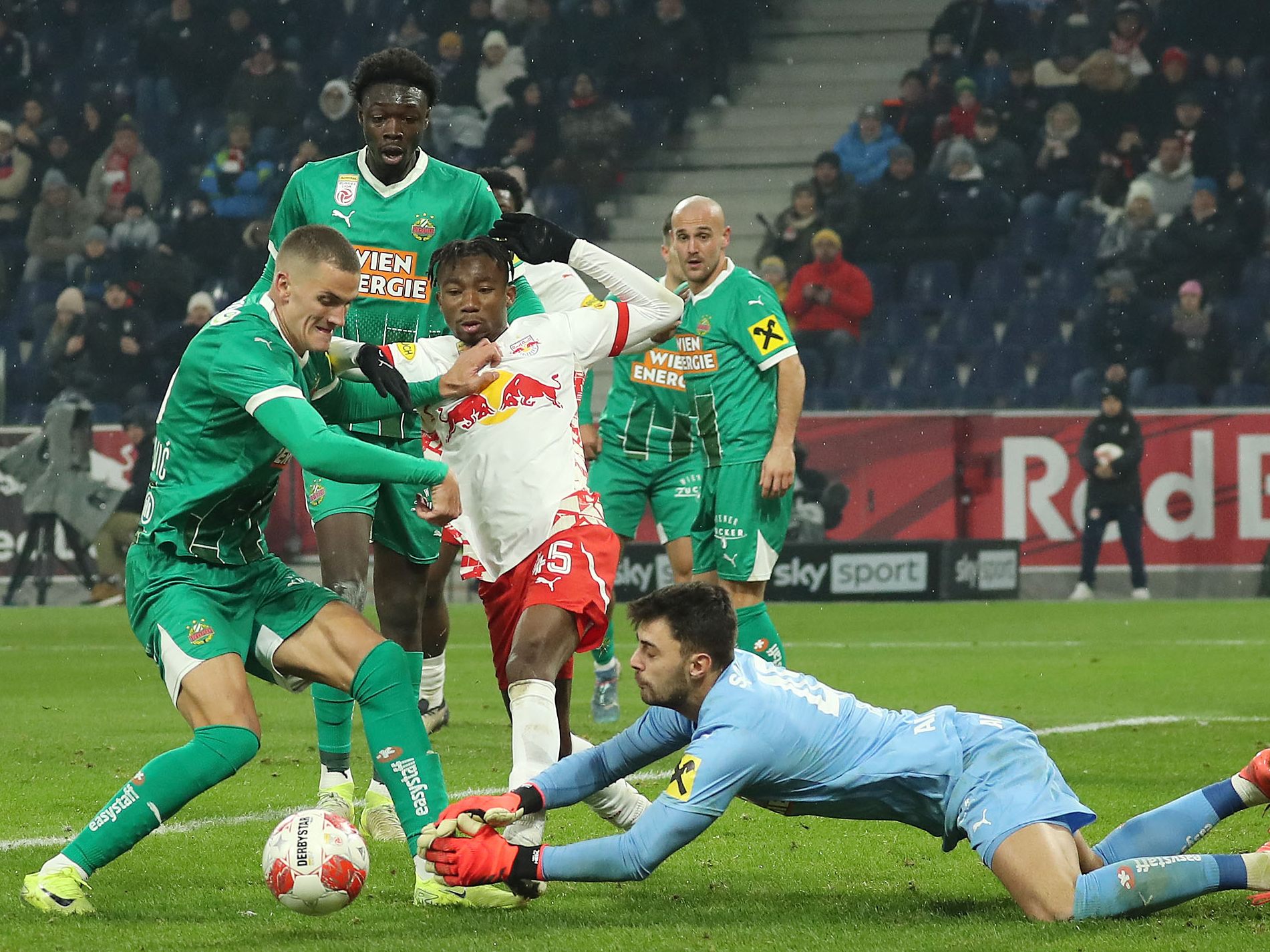 Salzburg und Rapid machten mit "Offensivfußball pur" Werbung für den Fußball. Salzburg und Rapid machten mit "Offensivfußball pur" Werbung für den Fußball.
