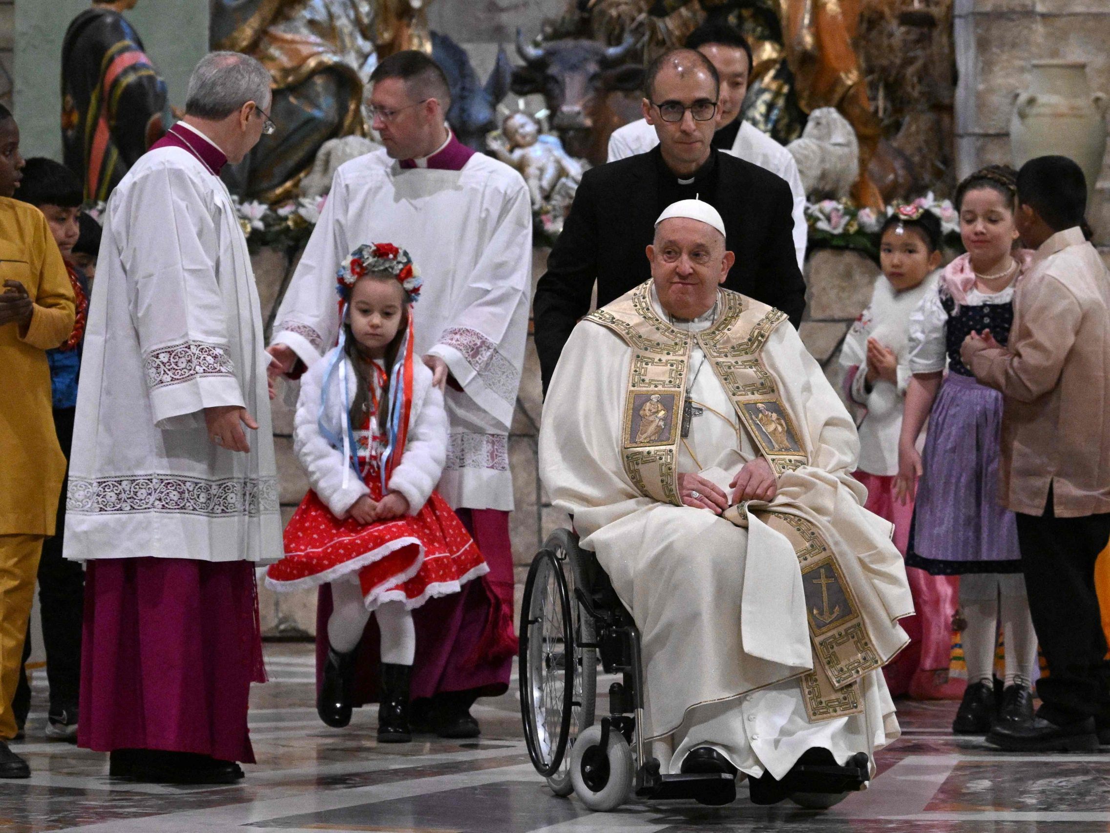 Papst Franziskus eröffnete bei der Christmette das Heilige Jahr. Papst Franziskus eröffnete bei der Christmette das Heilige Jahr.