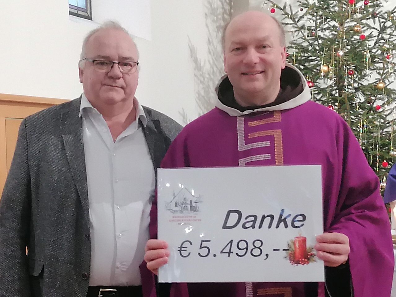 Klostervater Betram Bolter übergibt den Scheck an Guardian Pater Makary