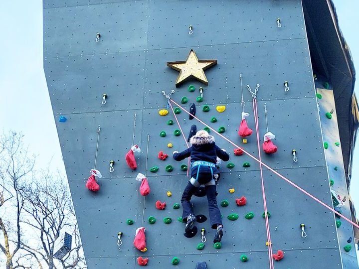 Hol dir dein Adventsäckchen auf der Weihnachtsroute am Kletterturm Kids Buin.