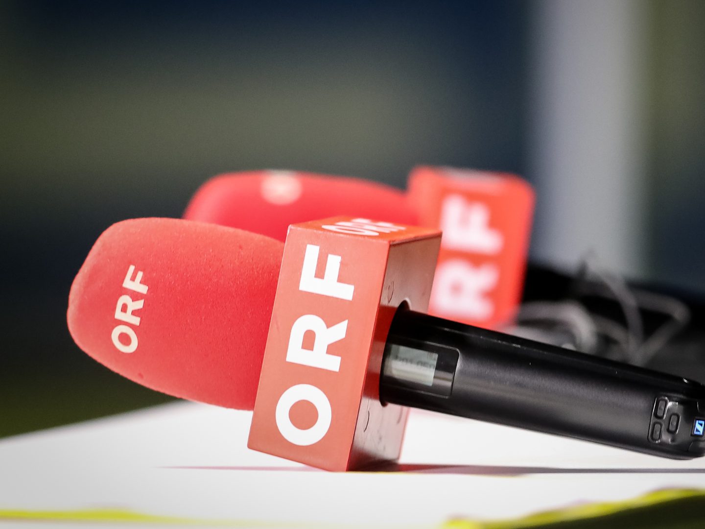 Die Koalition will die geplante ORF-Beitragserhöhung ab 2027 blockieren, wodurch dem Sender jährlich 50 Millionen Euro fehlen würden. Die Koalition will die geplante ORF-Beitragserhöhung ab 2027 blockieren, wodurch dem Sender jährlich 50 Millionen Euro fehlen würden.