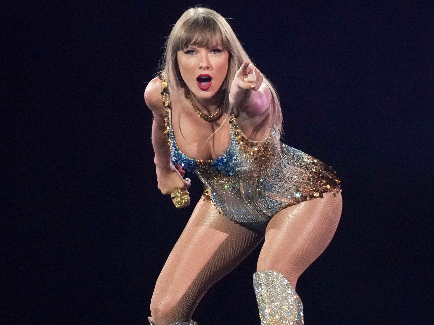 Taylor Swift reist inkognito im Putzwagen zur Bühne. Taylor Swift reist inkognito im Putzwagen zur Bühne.