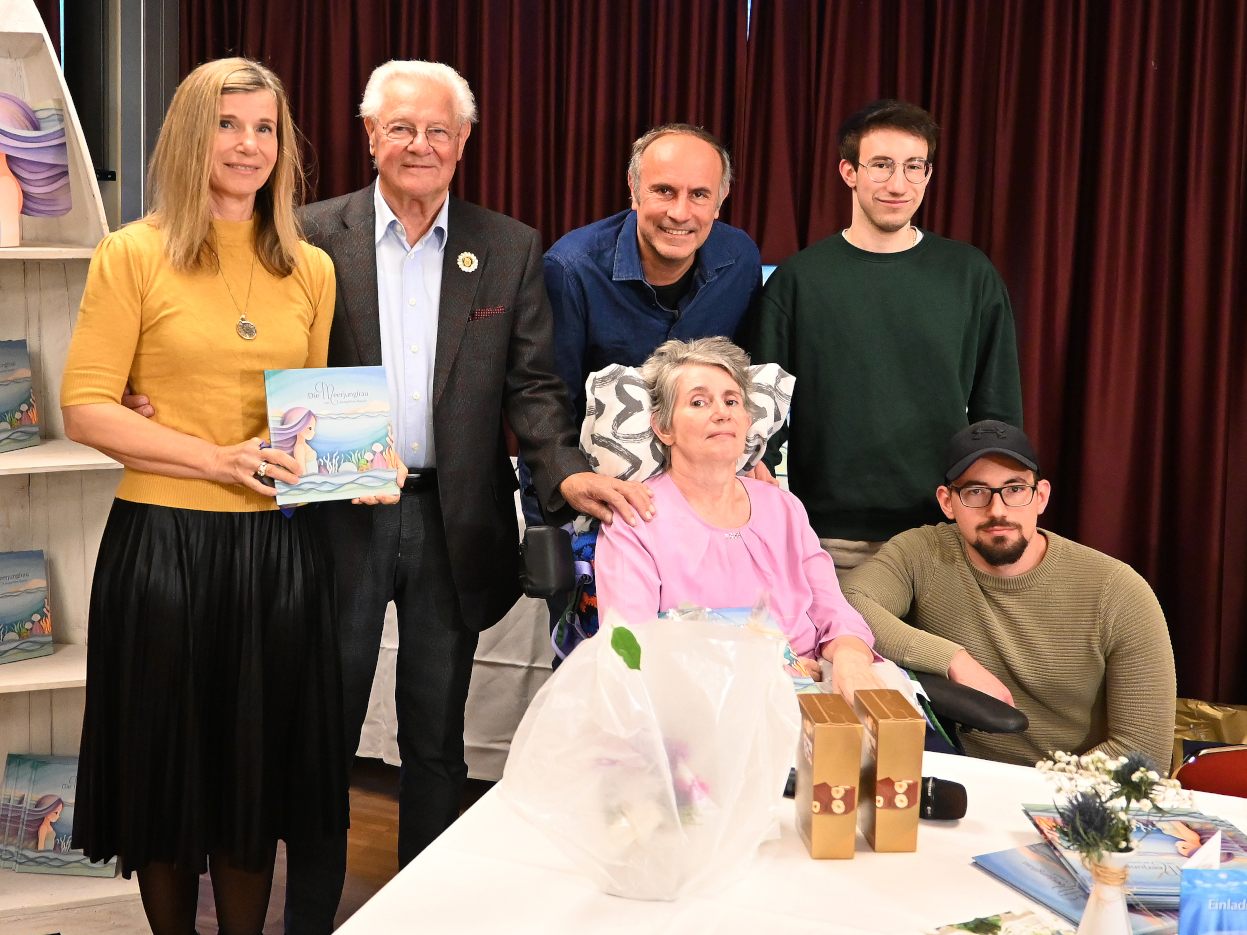 v.l: Oberstudienrätin Annette Hecht-Rauch (Professorin Riedenburg), Kurt Hecht (Verleger), Norman Hecht (GF Hecht Druck), Jacqueline Rauch (Autorin), Raphael Rauch, Simeon Rauch. 