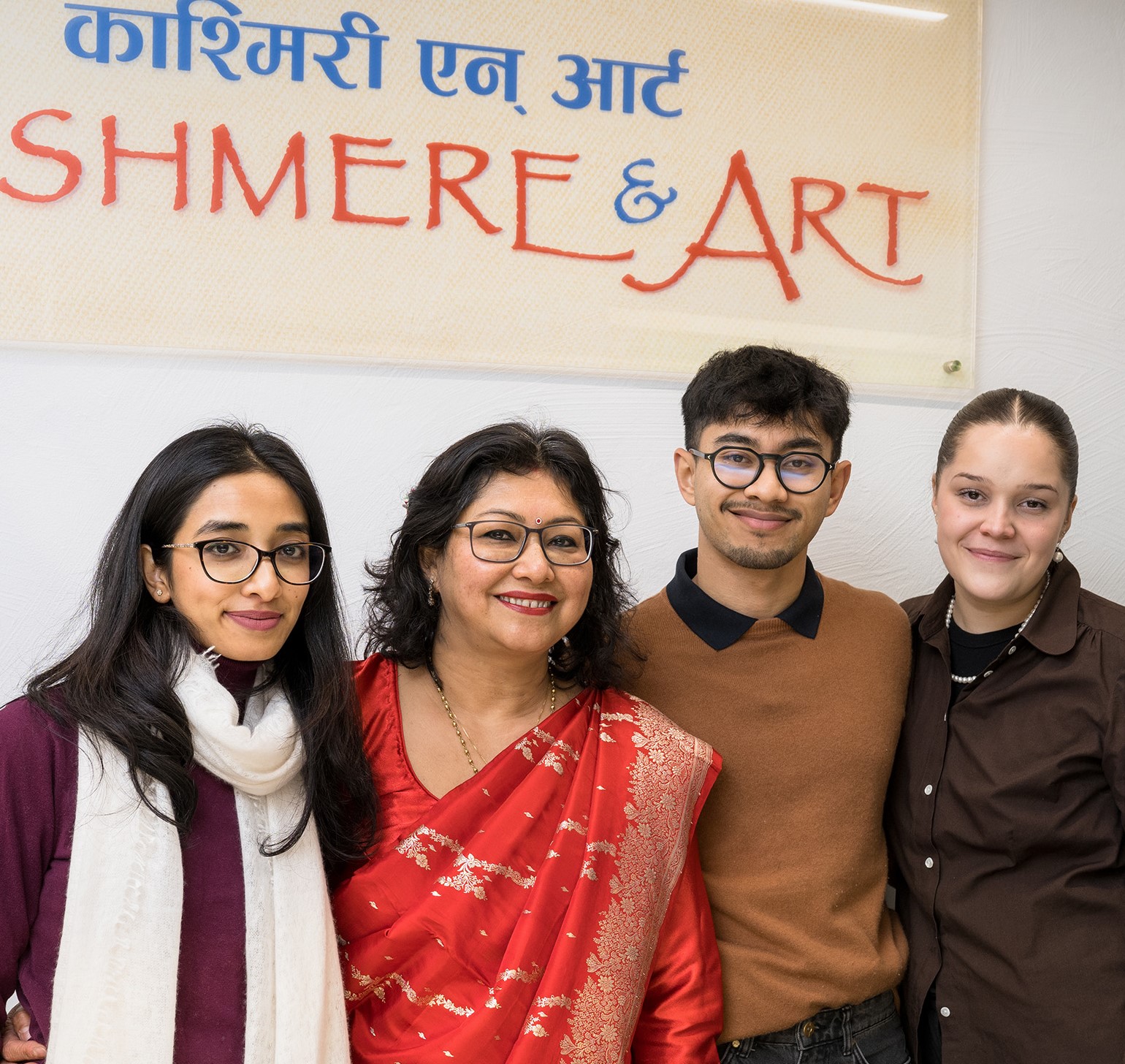 Nirmala mit Nichte Aakriti, Sohn Kshitiz und Manjana Nirmala mit Nichte Aakriti, Sohn Kshitiz und Manjana