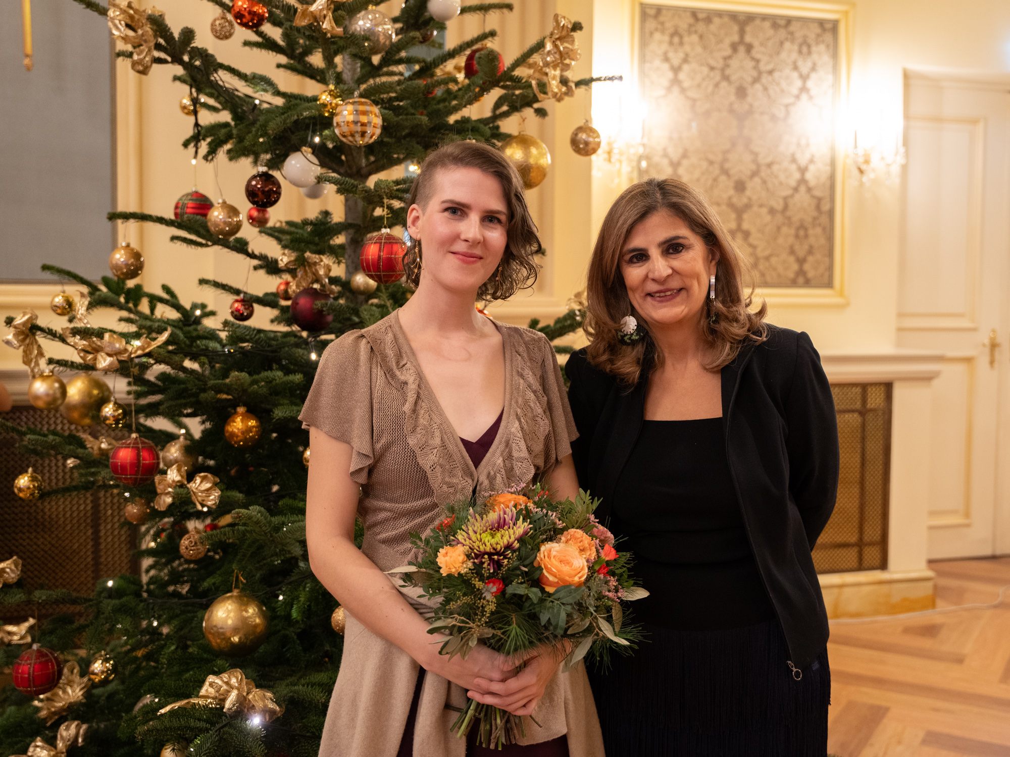 Harfenistin Elisabeth Plank und die Kolumbianische Botschafterin Laura Gil freuen sich über die erfolgreiche Eröffnung des Adventmarktes. (v.l.n.r) Harfenistin Elisabeth Plank und die Kolumbianische Botschafterin Laura Gil freuen sich über die erfolgreiche Eröffnung des Adventmarktes. (v.l.n.r)