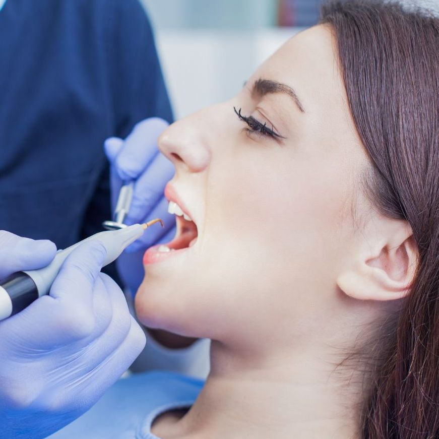 Der Zahnarztbesuch und Rezepte für Medikamente werden 2025 unter anderem teurer.