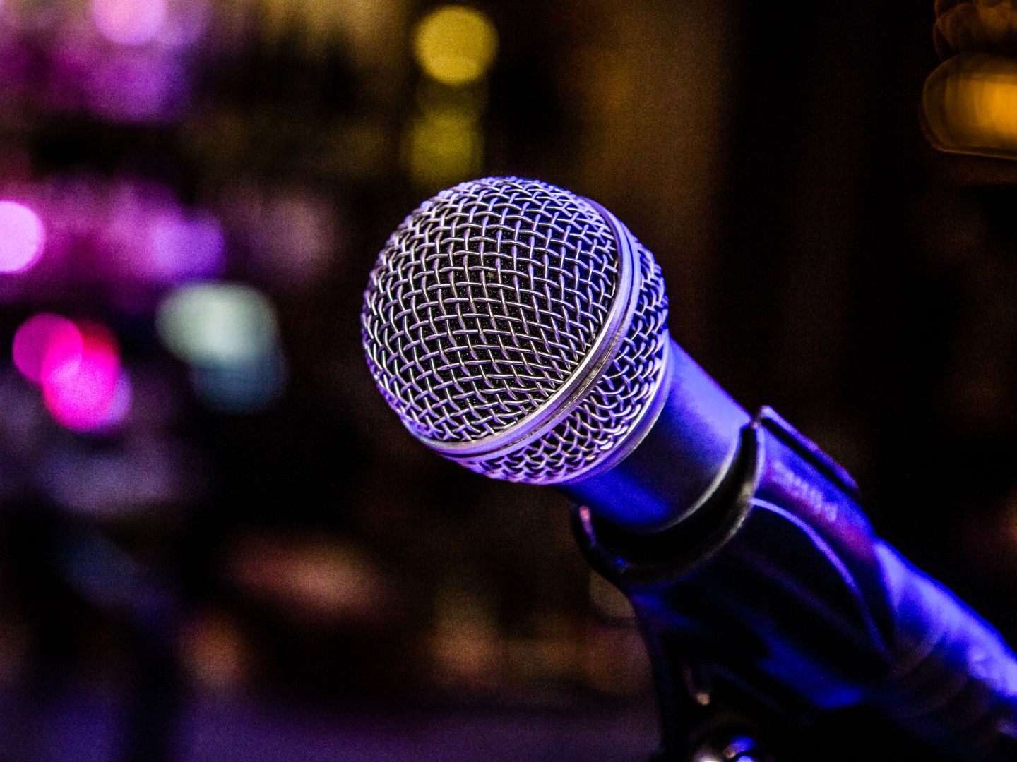 Mehrere Männer gerieten vor einem Karaoke-Lokal aneinander. Mehrere Männer gerieten vor einem Karaoke-Lokal aneinander.