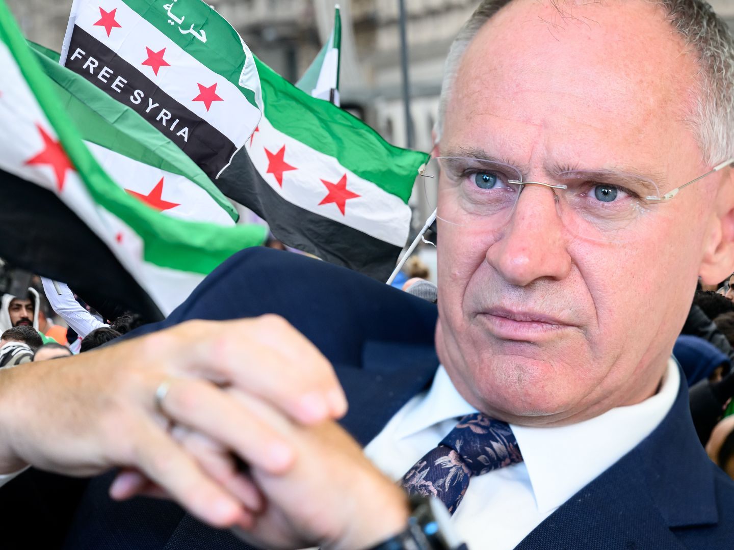 Karner wurde mit der Aussetzung aller laufenden syrischen Asylanträge beauftragt.