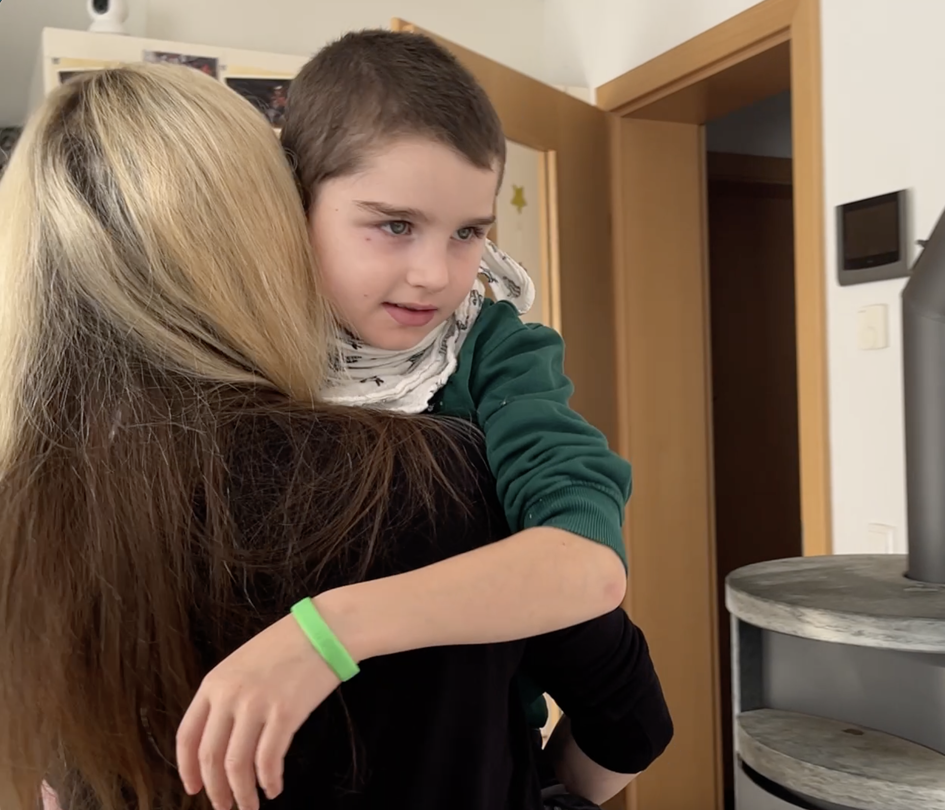 Aktuell muss Mama Melanie ihren Sohn mehrmals täglich über die Treppe hinauftragen. Aktuell muss Mama Melanie ihren Sohn mehrmals täglich über die Treppe hinauftragen.
