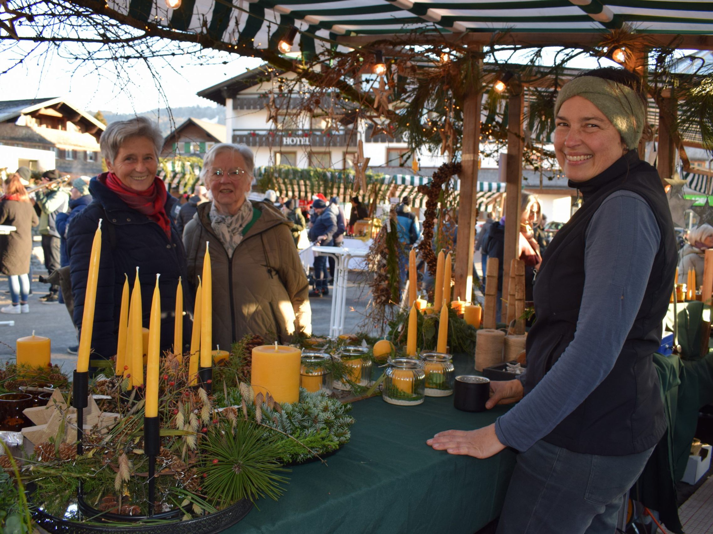 Schön dekorierte Stände mit einem vielfältigen Sortiment sorgten beim Lingenauer Adventmarkt für ein stimmungsvolles Ambiente.