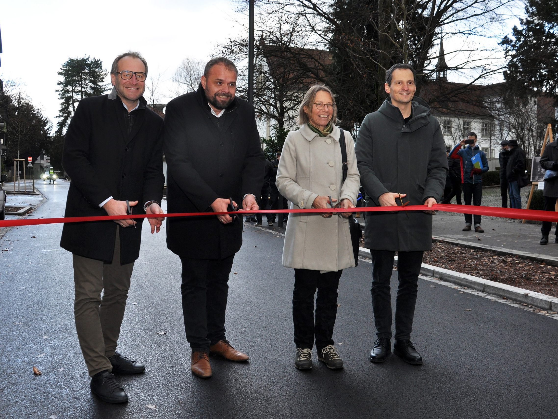 Mit dem Durchschneiden des roten Bandes durch Vertreter des Dornbirner Stadtrats wurde die neue Marktstraße offiziell eröffnet. Mit dem Durchschneiden des roten Bandes durch Vertreter des Dornbirner Stadtrats wurde die neue Marktstraße offiziell eröffnet.