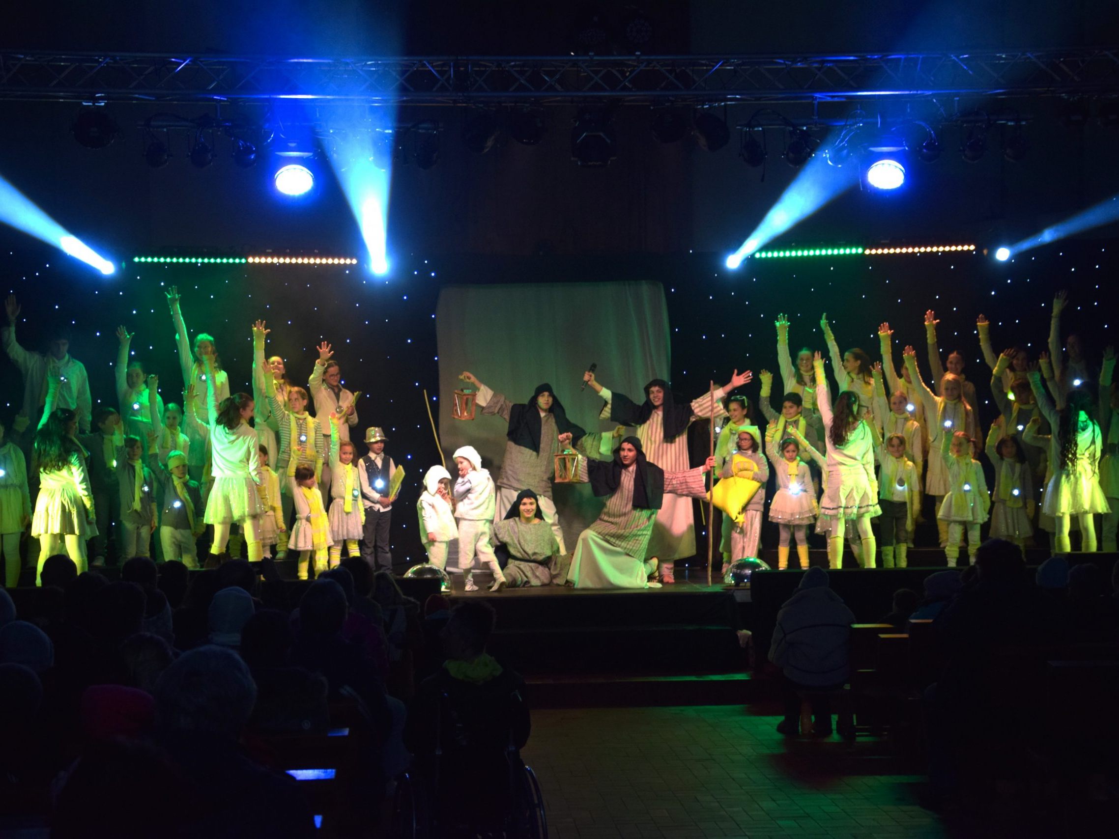 In der Neuen Pfarrkirche Vandans führte die Bewegung KISI Vorarlberg das Weihnachtsmusical "Sternstunde in Betlehem" auf. In der Neuen Pfarrkirche Vandans führte die Bewegung KISI Vorarlberg das Weihnachtsmusical "Sternstunde in Betlehem" auf.