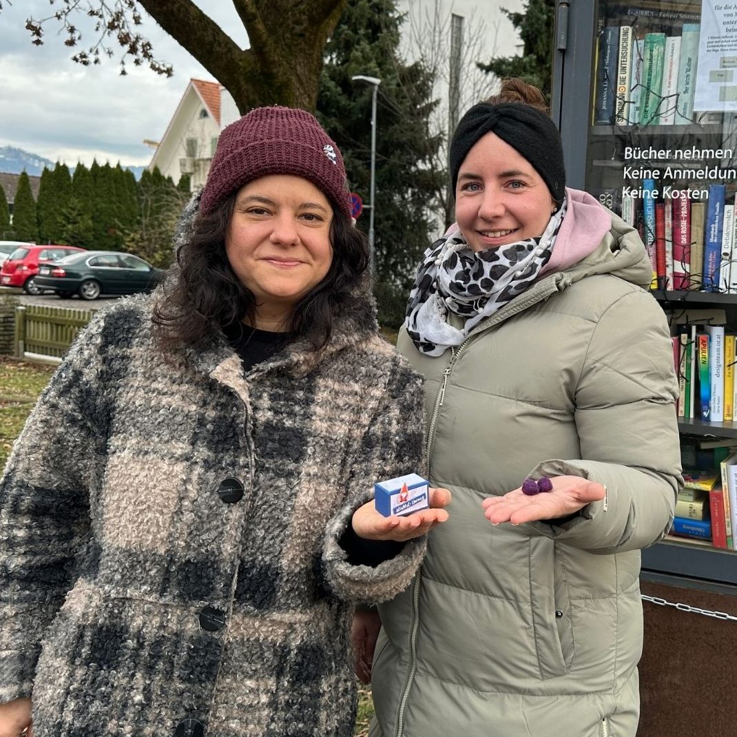 Im Bücherschrank bei der Kinderbaustelle lebt jetzt ein Wichtel.