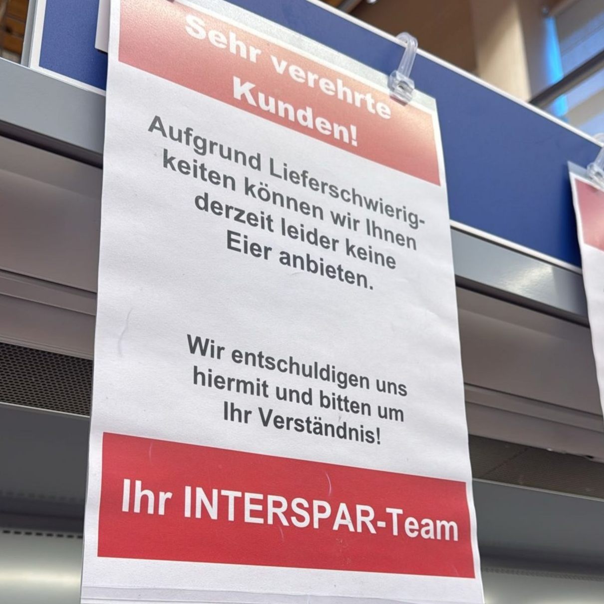 Kunden standen in Vorarlberger Spar-Filialen vor leeren Eier-Regalen und haben die Bilder davon an die VOL.AT-Redaktion geschickt.