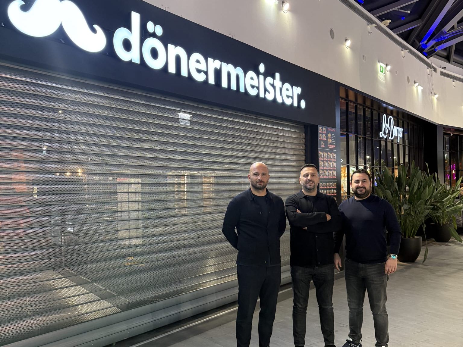 Die Gastronomen Kadir Sicimoglu, Ekrem Tütüncü und Ulas Celikkol versorgen ab sofort auch die Besucher im Auhof Center mit hochwertigem Streetfood. Die Gastronomen Kadir Sicimoglu, Ekrem Tütüncü und Ulas Celikkol versorgen ab sofort auch die Besucher im Auhof Center mit hochwertigem Streetfood.