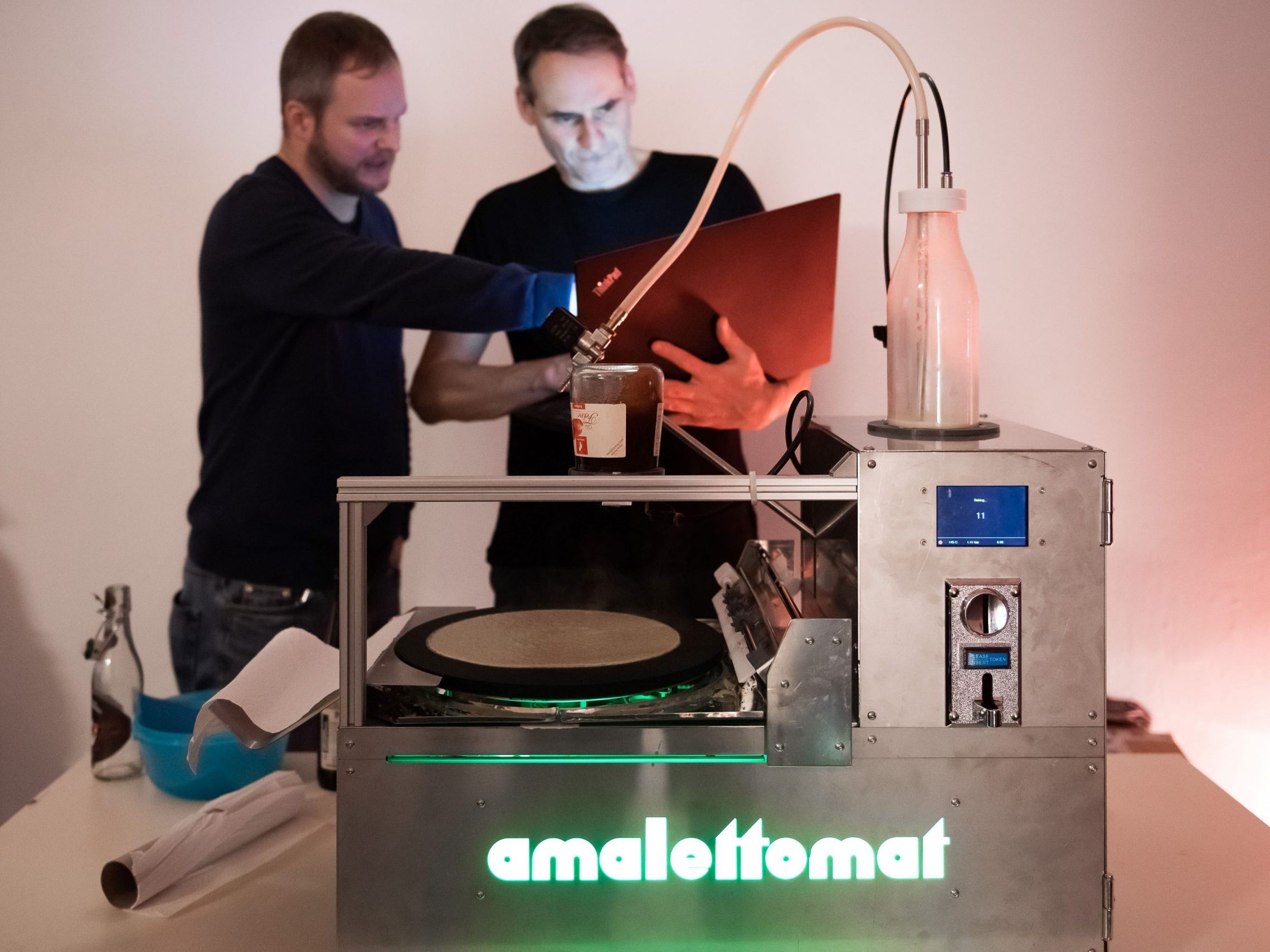 Der Amalettomat soll die hungrigen Cocktailtrinkenden mit Palatschinken versorgen.