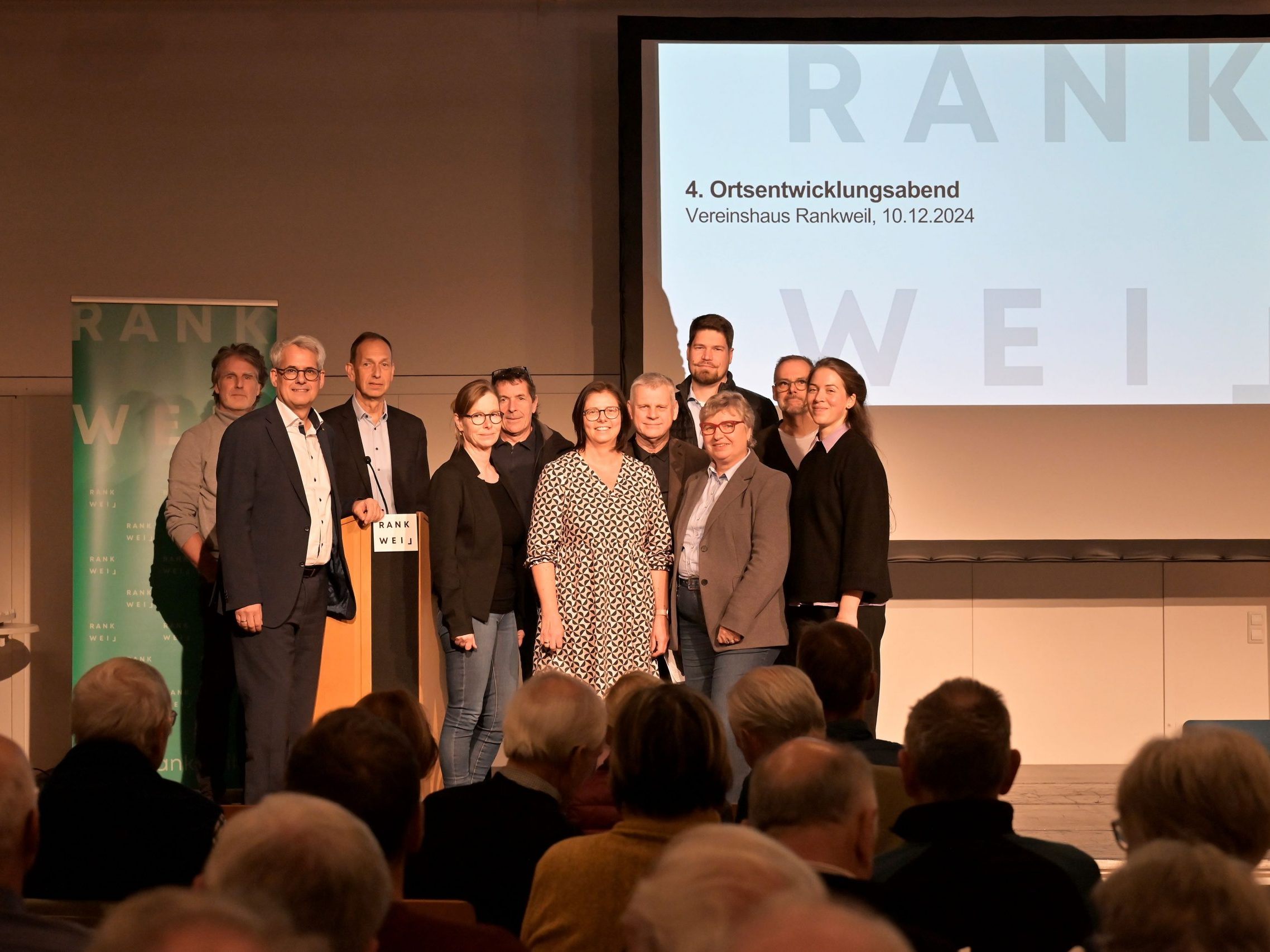 V. l. n. r.: Architekt Wolfgang Schmieder, Vorstandsdirektor der Raiffeisenbank Richard Erne, Projektentwickler Günther Ammann, Landschaftsarchitektin Karen Flügel, Alexander Pixner (VOGEWOSI), Bgm. Katharina Wöß-Krall, Architekt Dietmar Walser, Bosse Danielsen und Irmgard Huber (beide Mohrenbrauerei), Architekt Rene Bechter (Baumschlager Hutter Architekten) und Marcella Zauner (Marktgemeinde Rankweil) .