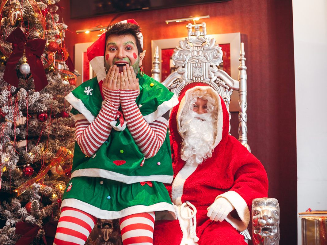 Santa Claus besucht das Hard Rock Café Vienna.