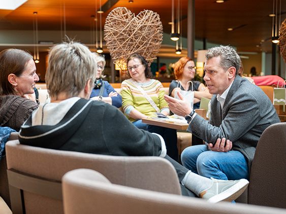 AK Präsident Bernhard Heinzle sprach mit den Teilnehmer:innen über ihre Situationen und Herausforderungen im Pflegealltag. AK Präsident Bernhard Heinzle sprach mit den Teilnehmer:innen über ihre Situationen und Herausforderungen im Pflegealltag.