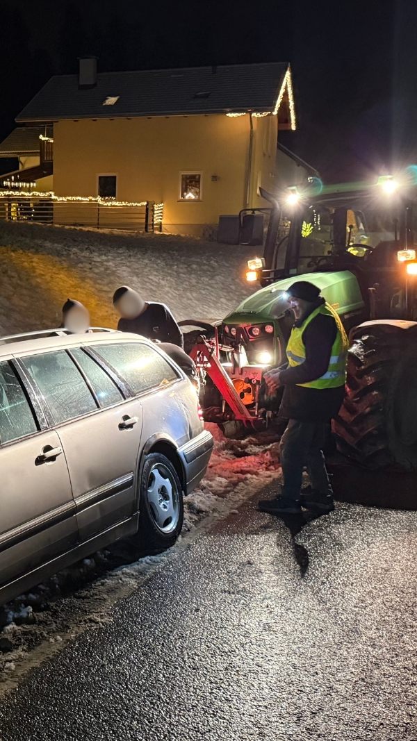 Pkw rutsch nach Ausweichmanöver in Bach