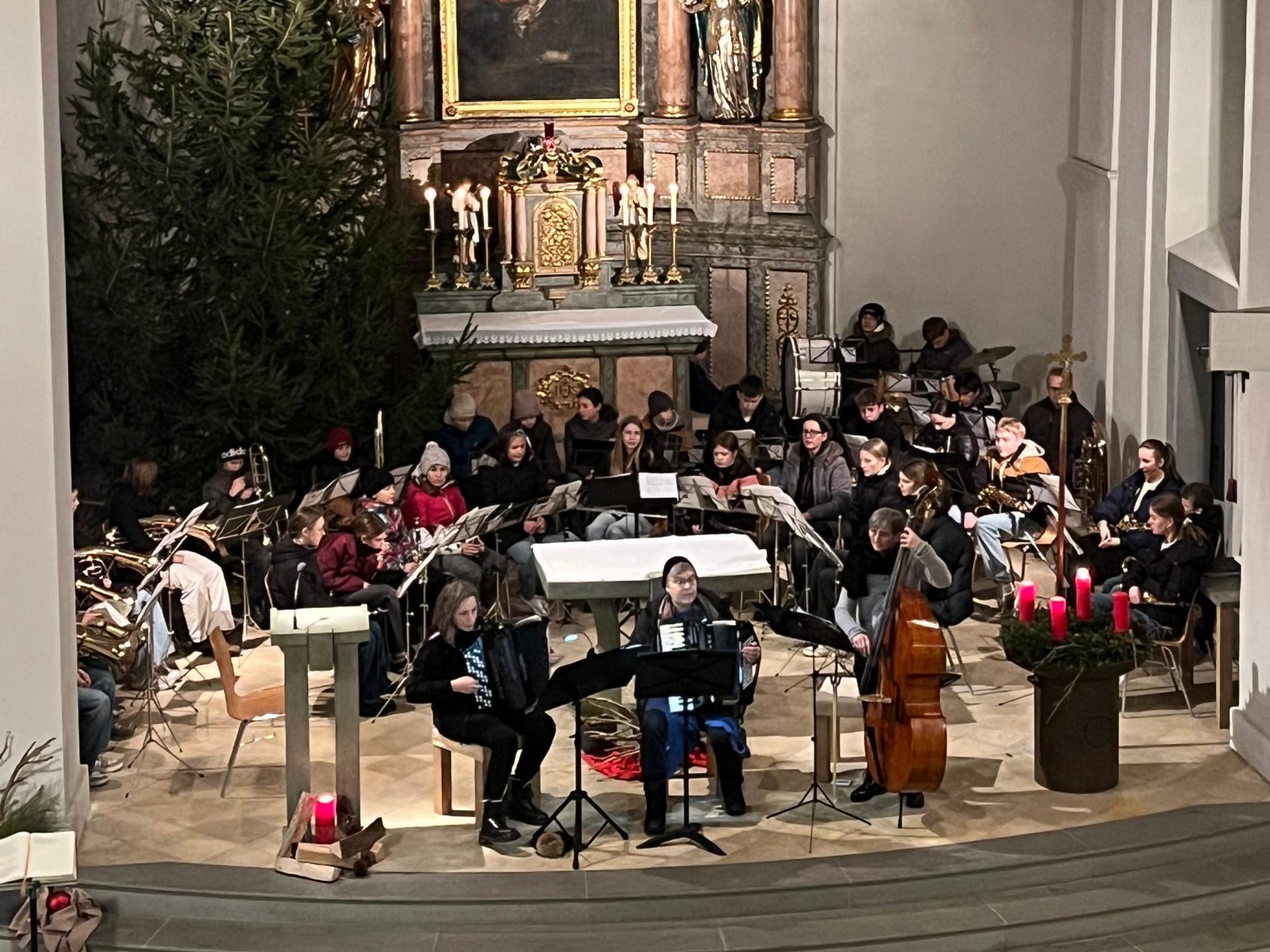 Der besinnliche Ort der Kirche verzaubert die SeniorenInnen Der besinnliche Ort der Kirche verzaubert die SeniorenInnen