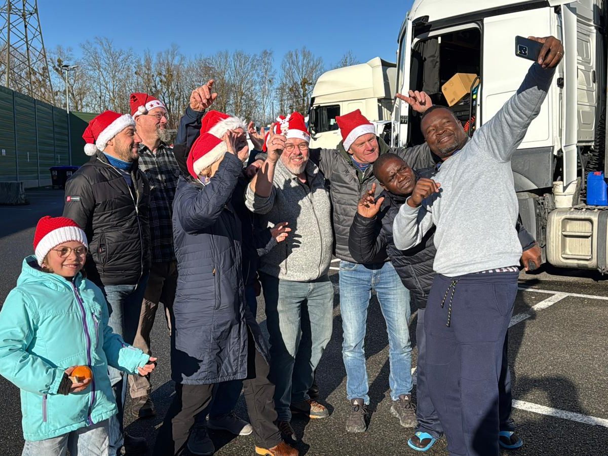 Das Steyr Offroad Team zauberte an Weihnachten ein Lächeln in die Gesichter der LKW-Fahrer.